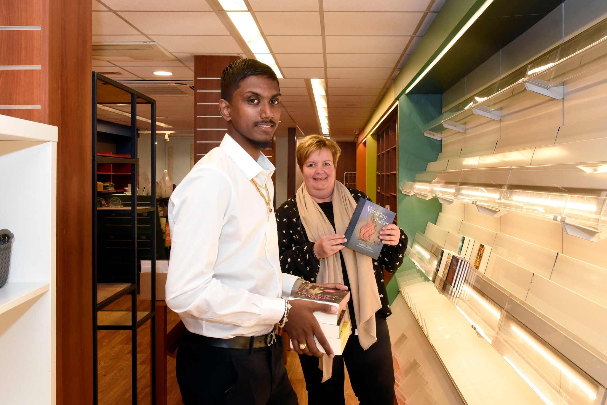 De 19-jarige Ashish Sewpersad neemt The Read Shop over. Op de achtergrond voormalig eigenaresse Bianca Tettero. Foto: Rianne den Balvert De 19-jarige Ashish Sewpersad neemt The Read Shop over. Op de achtergrond voormalig eigenaresse Bianca Tettero.  Foto: Rianne den Balvert