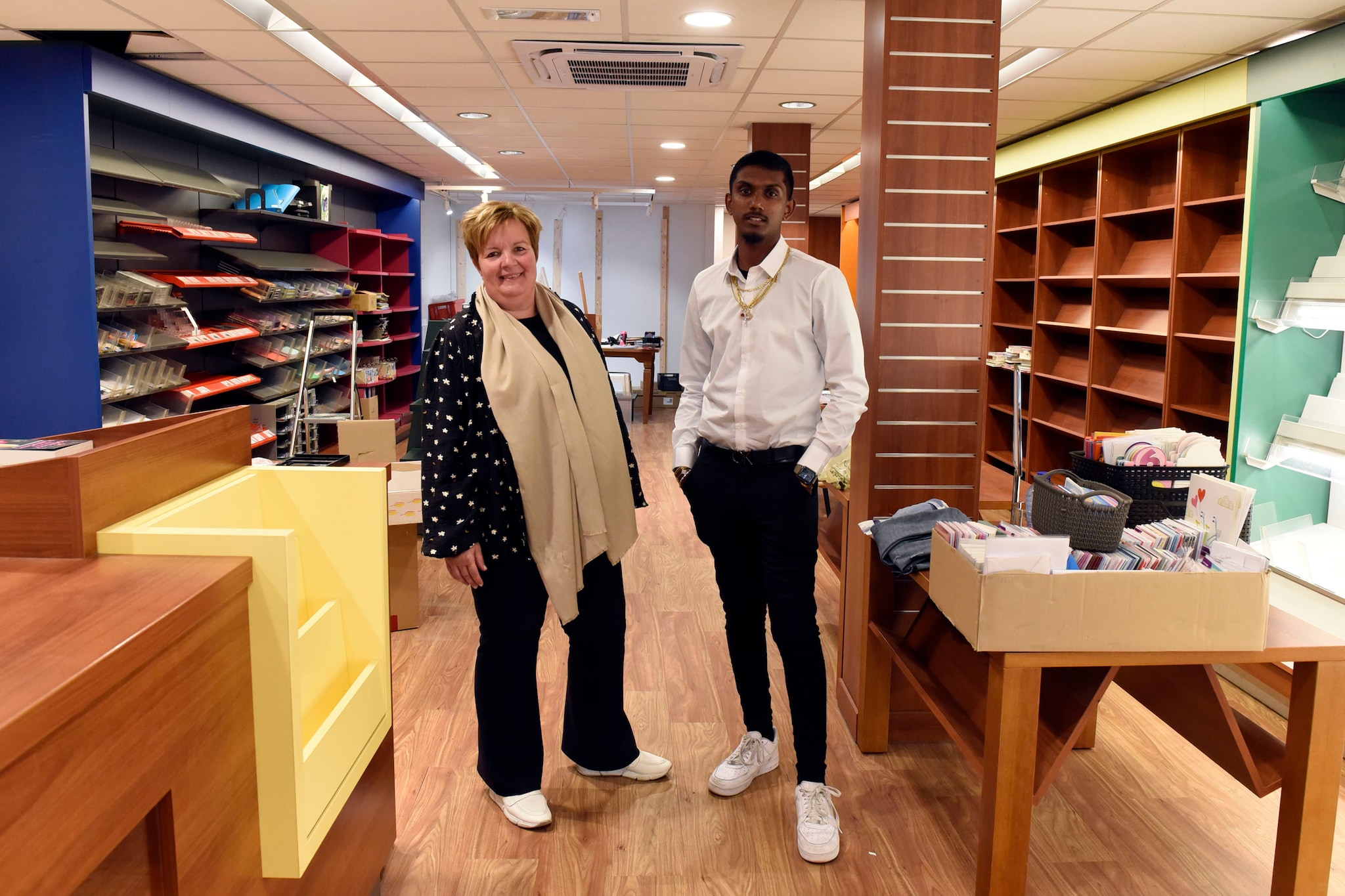 Ashish Sewpersad neemt The Read Shop over. Met de voormalige eigenaar Bianca Tettero. Foto: Rianne den Balvert Ashish Sewpersad neemt The Read Shop over. Met de voormalige eigenaar Bianca Tettero. Foto: Rianne den Balvert