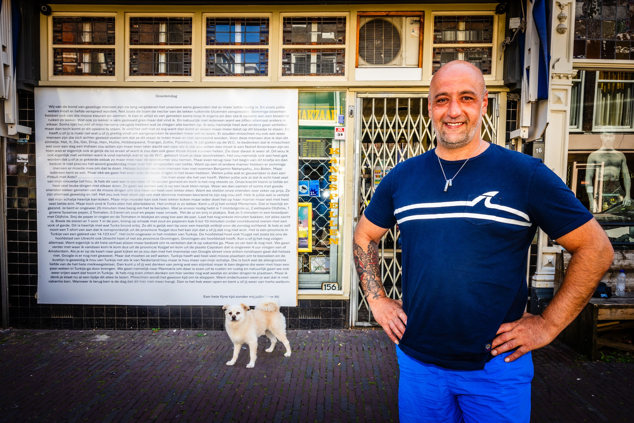 Ali Akdemir (46) met hond Thommy voor zijn winkel. Ali Akdemir (46) met hond Thommy voor zijn winkel.  Foto: Jeffrey Groeneweg