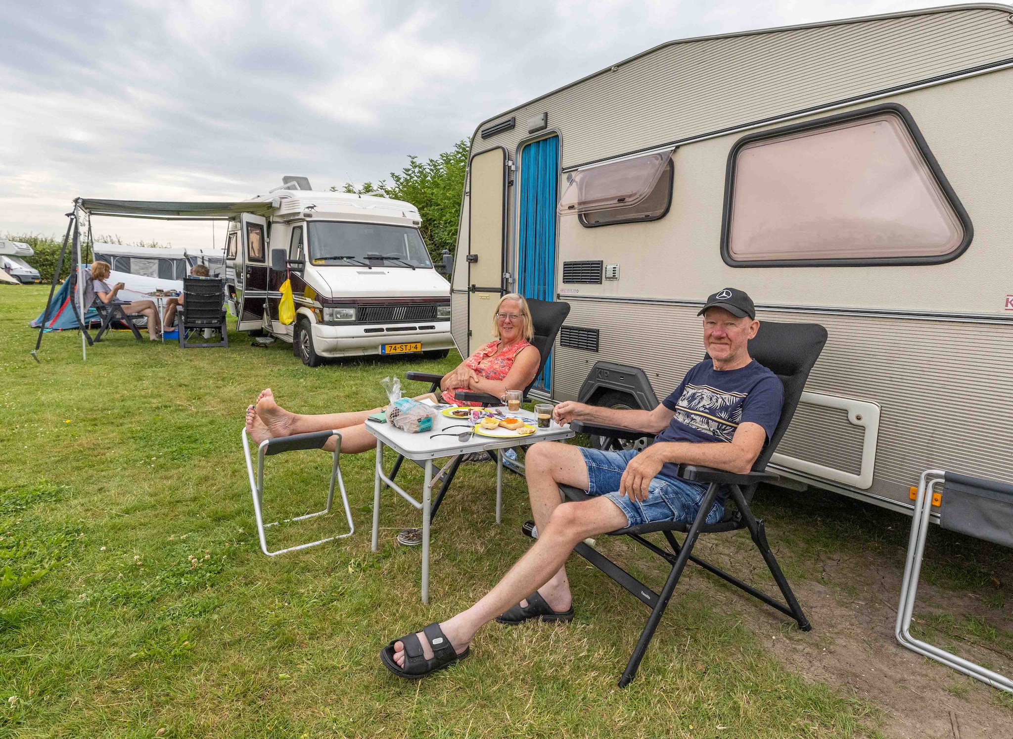 Vakantievierders met hun Kip-caravan in Zeeland.  Johan van der Heijden