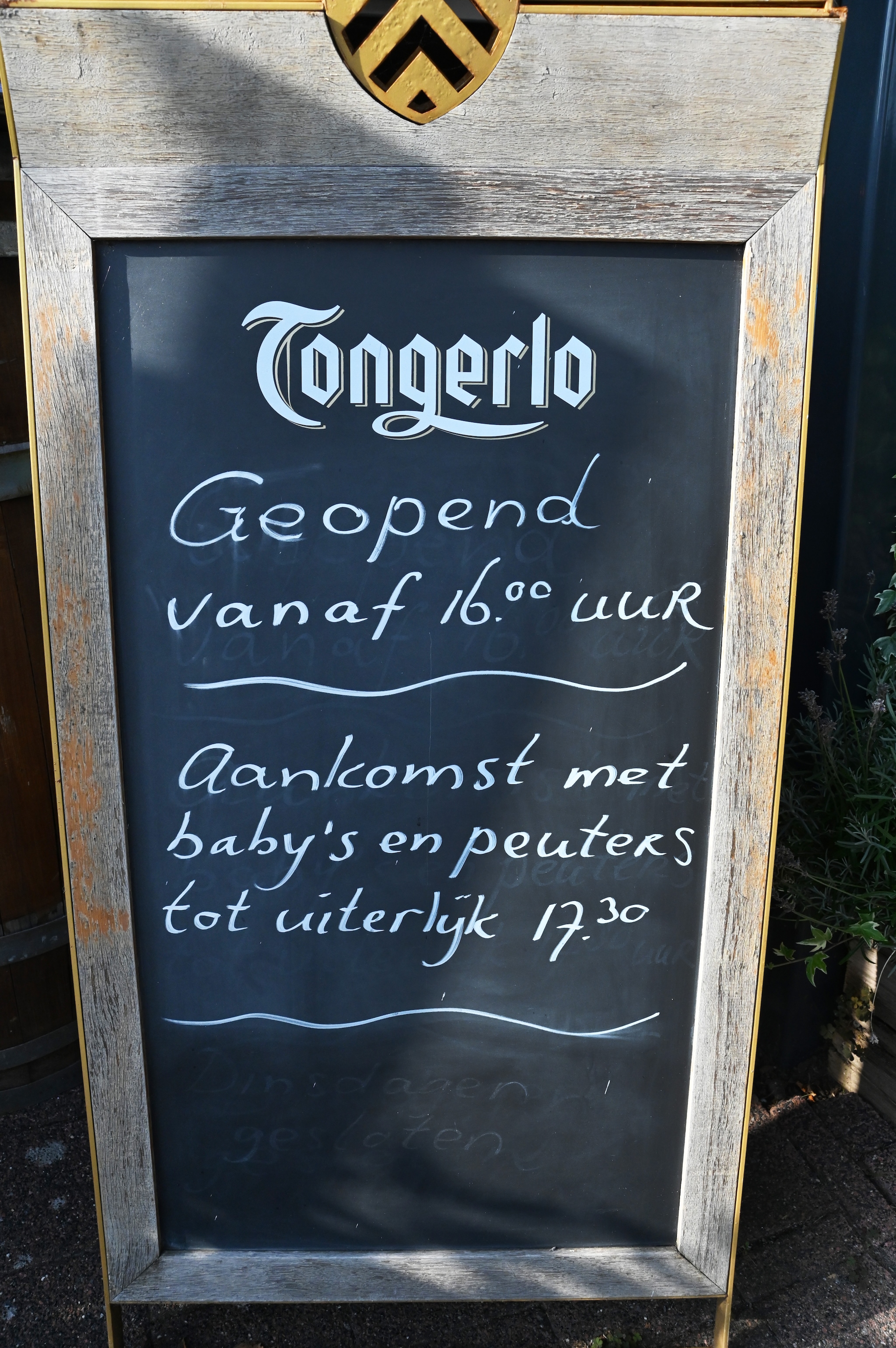 Het bord bij de entree van restaurant Mossels &amp; Meer is niet te missen. Beeld: Lex de Meester. Lex de Meester. Het bord bij de entree van restaurant Mossels &amp; Meer is niet te missen.