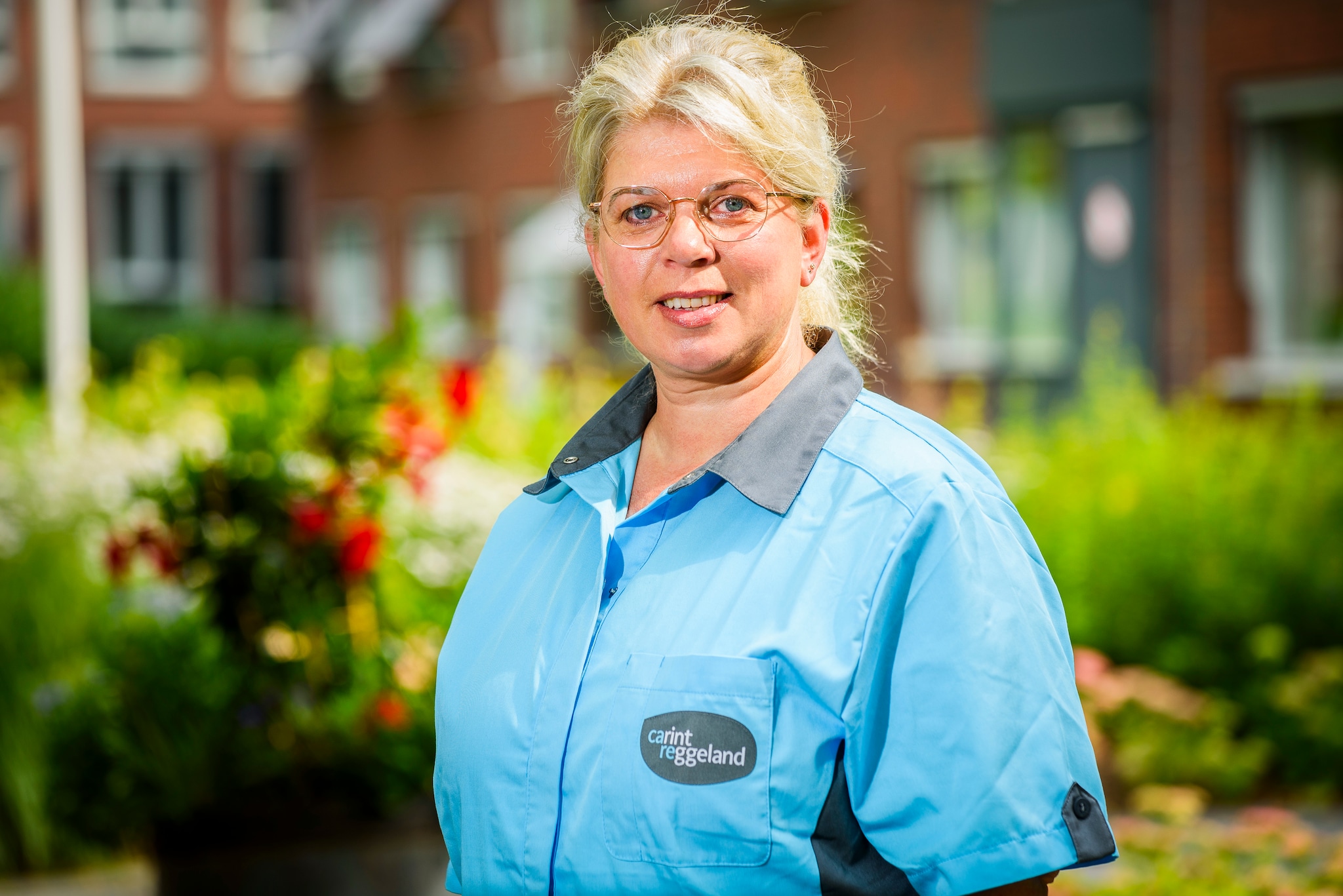 Elmaine Visser is kapster, assistent bij een uitvaartonderneming en start nu ook als helpende-in-opleiding in de zorg. Werkgever Carintreggeland haalde haar binnen met gunstige voorwaarden. Elmaine Visser is kapster, assistent bij een uitvaartonderneming en start nu ook als helpende-in-opleiding in de zorg. Werkgever Carintreggeland haalde haar binnen met gunstige voorwaarden. Foto: Reinier van Willigen