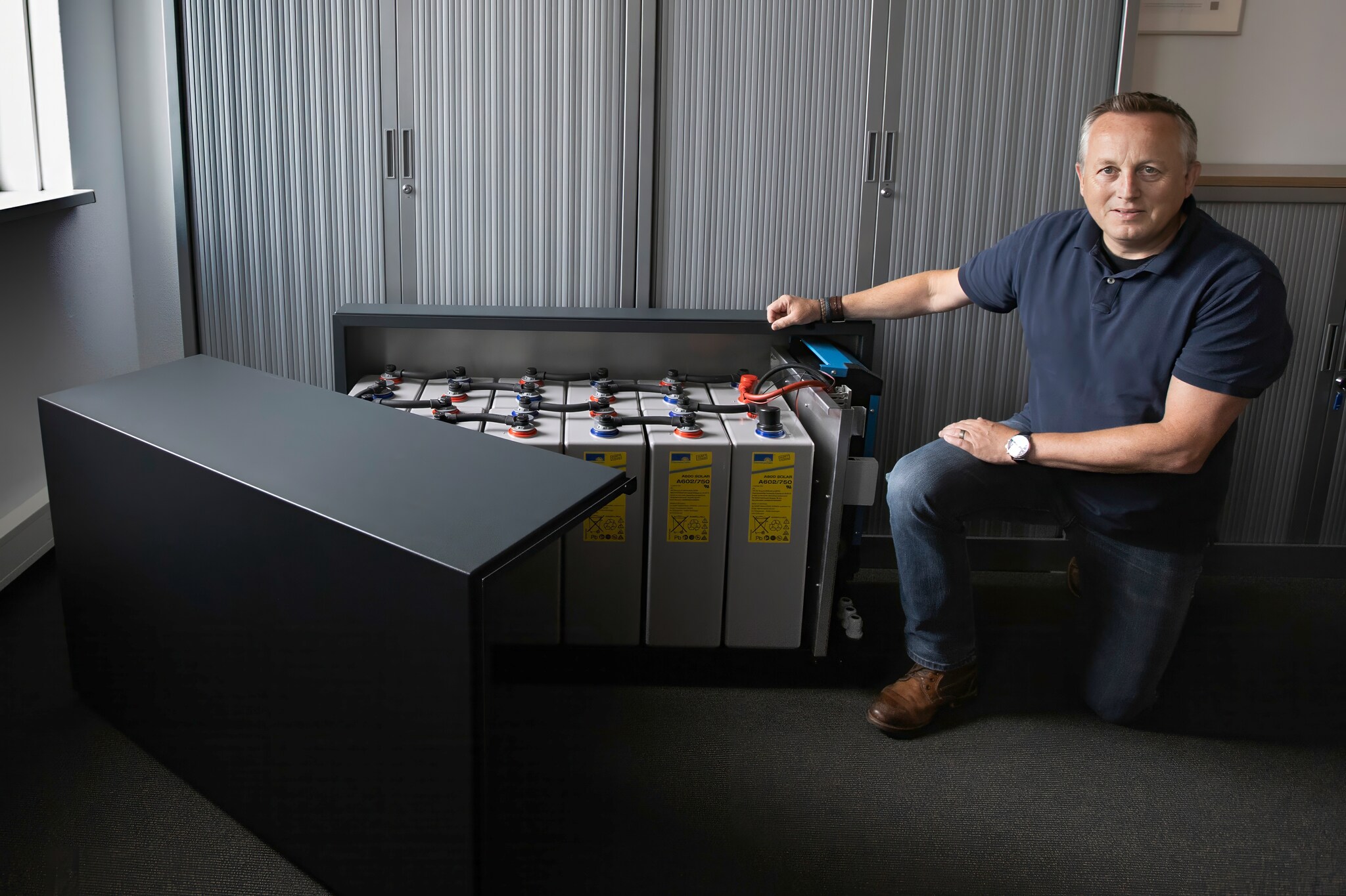 Jan-Willem Linsen bij het prototype van de thuisbatterij dat het bedrijf ESS4U op de markt brengt. Foto: Kees Martens/DCI Media Jan-Willem Linsen bij het prototype van de thuisbatterij dat het bedrijf ESS4U op de markt brengt Foto: Kees Martens/DCI Media