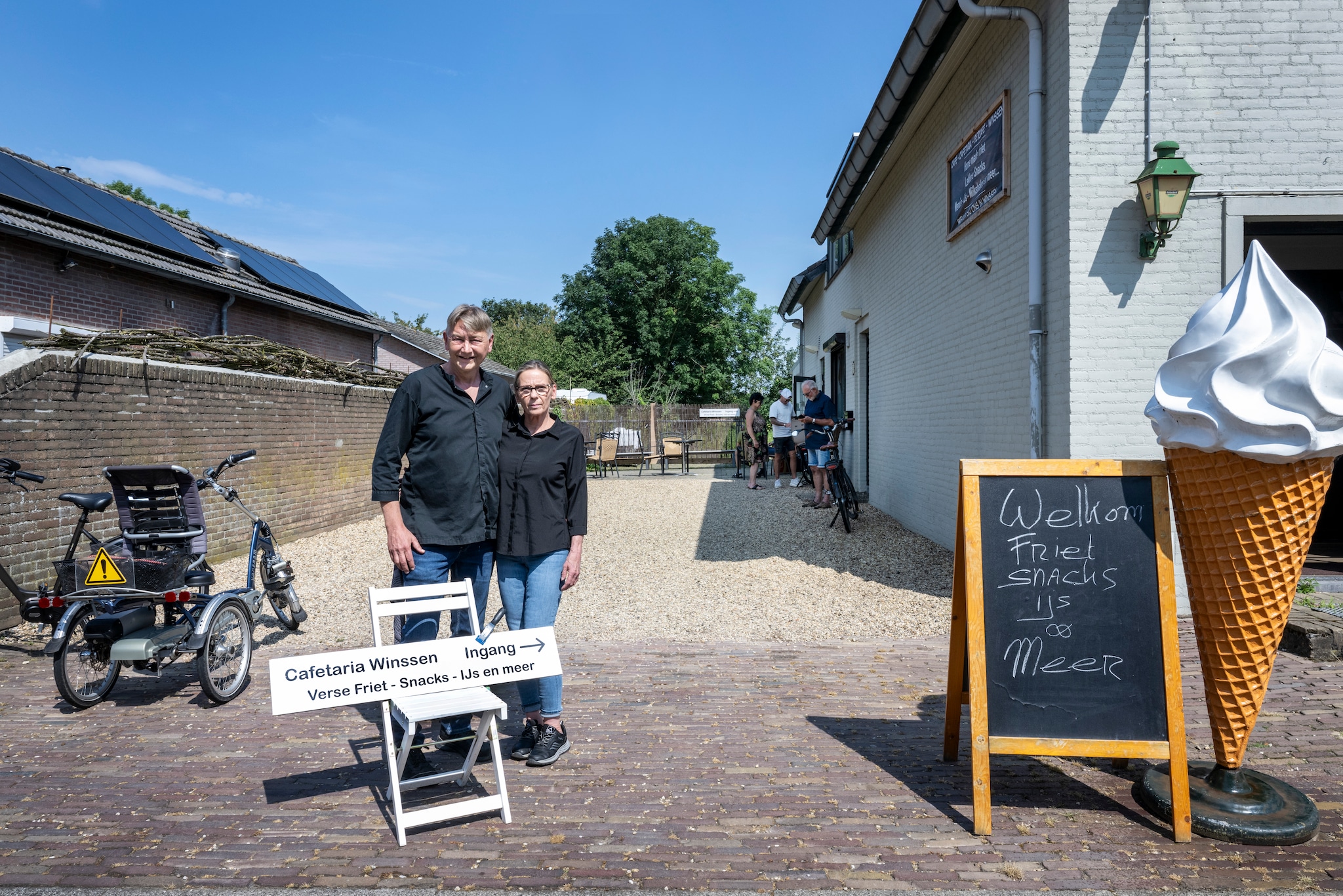 Cafetaria Winssen van Michel Hovenkamp moet plots zijn terras weghalen van de gemeente. Cafetaria Winssen van Michel Hovenkamp moet plots zijn terras weghalen van de gemeente. Foto: Bert Beelen