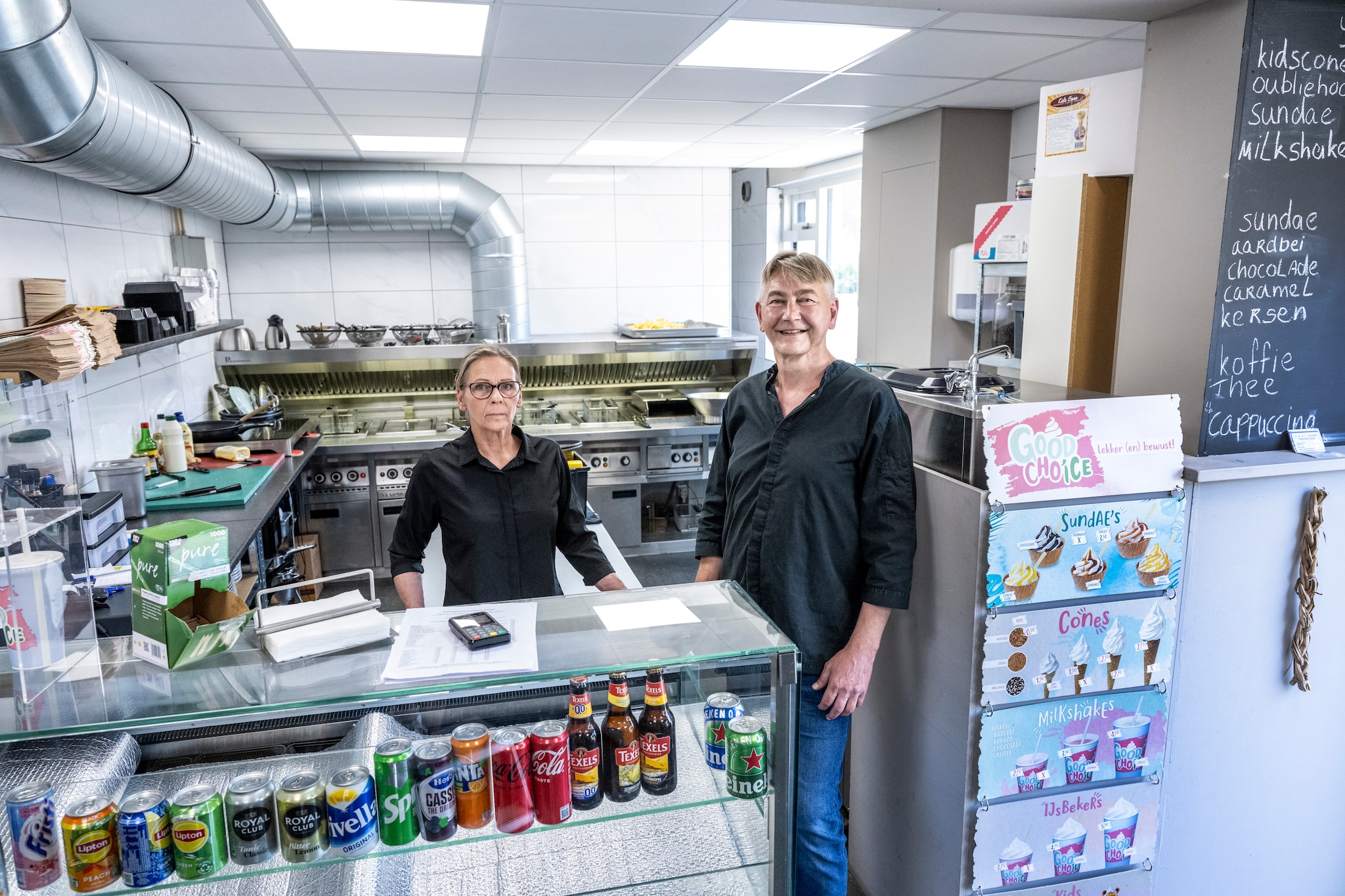 Klanten van Michel Hovenkamps Cafetaria Winssen kunnen voorlopig hun snackjes niet meer buiten op het terras verorberen. Klanten van Michel Hovenkamps Cafetaria Winssen kunnen voorlopig hun snackjes niet meer buiten op het terras verorberen. Foto: Bert Beelen