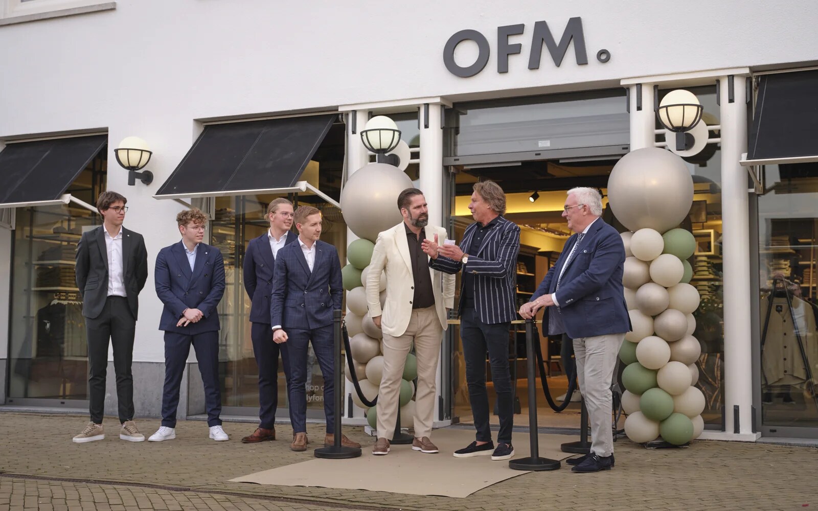Merkambassadeur Hans Kraay Jr. opent het OFM. pand met oprichter Piet Feenstra, eigenaar Arthur Feenstra en team Sliedrecht. Merkambassadeur Hans Kraay Jr. opent nieuwe OFM. met oprichter Piet Feenstra (rechts), eigenaar Arthur Feenstra (derde van rechts) Foto: OFM.
