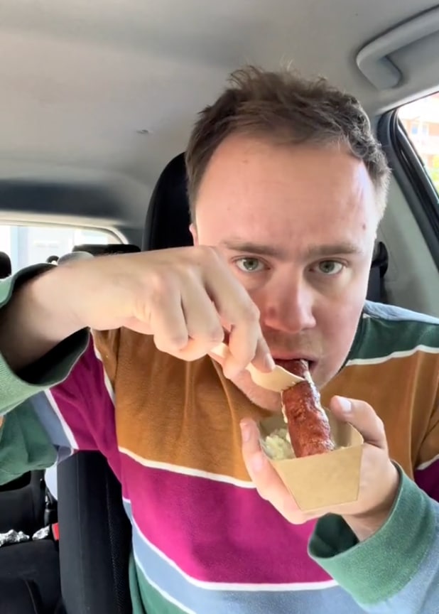 Eke Bosman, de Snackspert, neemt een hapje van de kaasfrikandel. Beeld: screenshot Instagram Screenshot Instagram. Eke Bosman, de Snackspert, neemt een hapje van de kaasfrikandel.