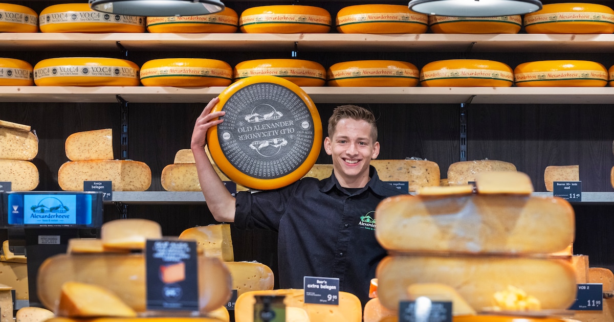 Ruben (19) werkt zes dagen in de week in zijn eigen kaaswinkel: ‘Ik zie dit als vrijheid’