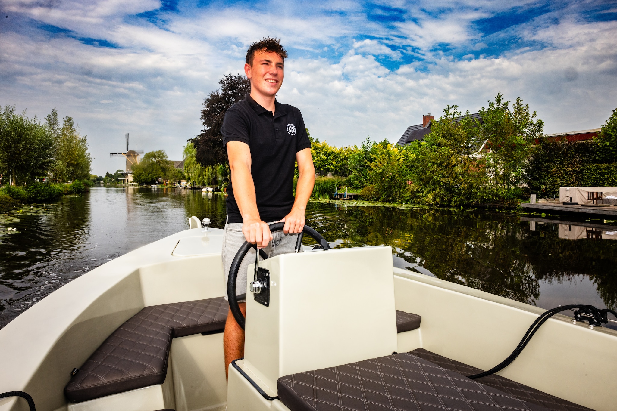 Levi Bakker vaart met zijn sloep over de Alblas, richting Kinderdijk. Levi Bakker vaart met zijn sloep over de Alblas, richting Kinderdijk.  Foto: Jeffrey Groeneweg