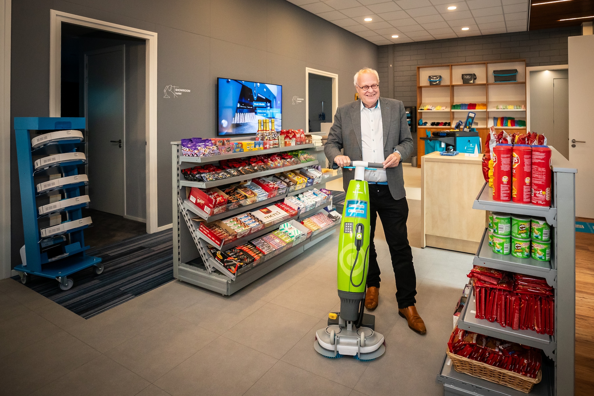 Frank van de Ven heeft niet alleen een vliegtuig in zijn pand, maar bijvoorbeeld ook de shop van een benzinestation, met aangrenzend een chique hotelkamer inclusief badkamer en daar weer naast een ziekenhuiskamer. De shop van een benzinestation is ook nagebouwd. Foto: Charlotte Verhagen / DCI Media
