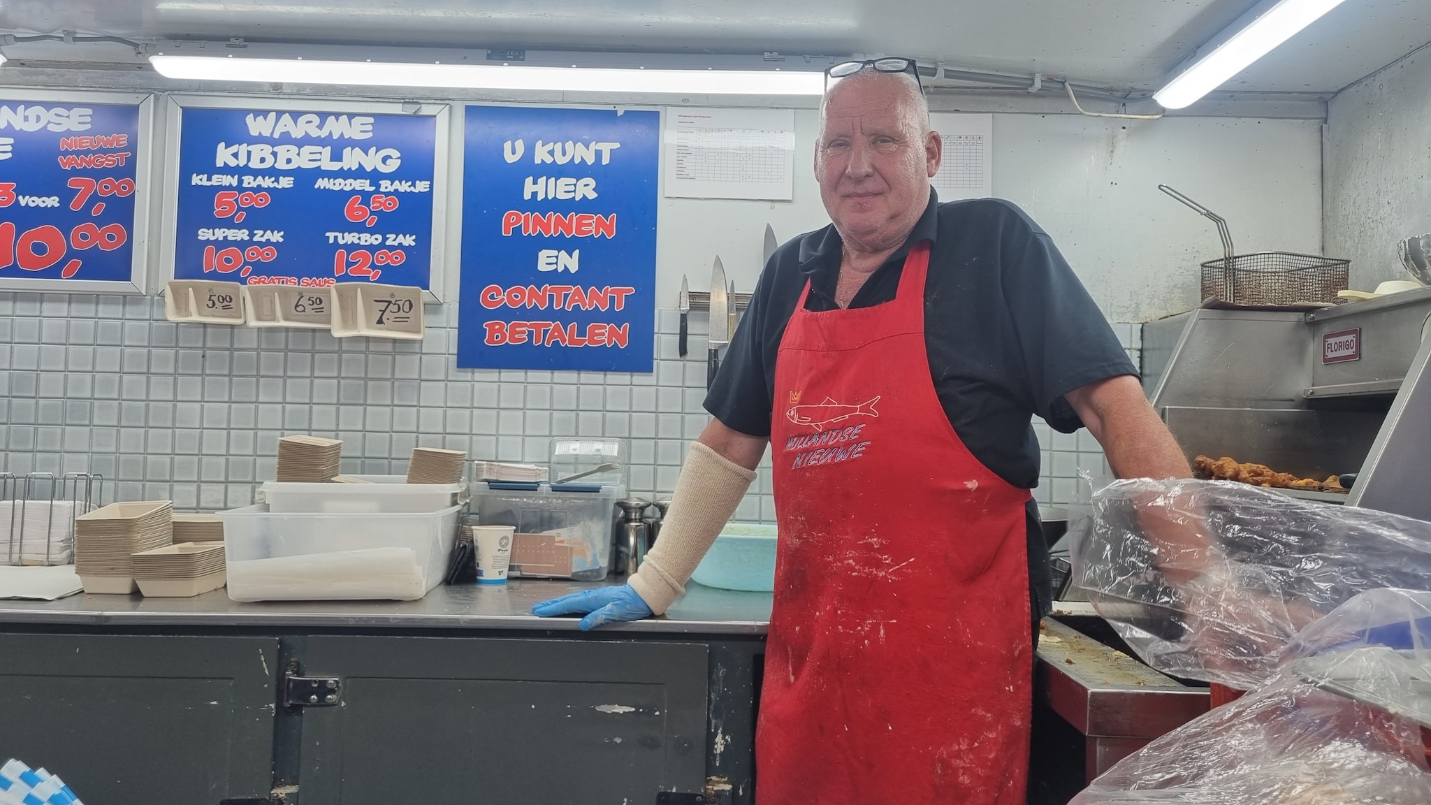 Jan van Halen: ,,Soms betalen ze zelfs een bakje saus van 25 cent met hun telefoon." Jan van Halen: ,,Soms betalen ze zelfs een bakje saus van 25 cent met hun telefoon.” Foto: AD