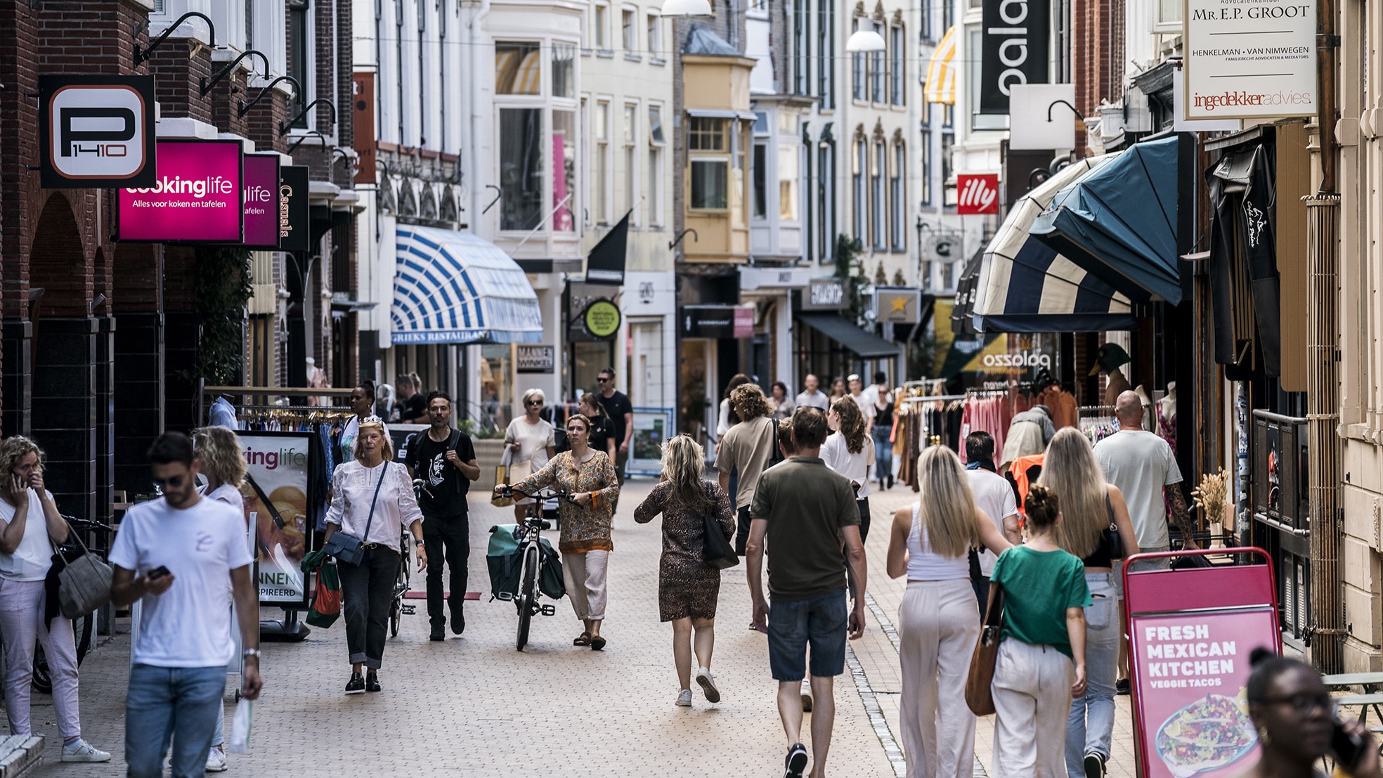 Winkelend publiek in het centrum van Groningen. Bron: ANP Foto. Winkelend publiek in het centrum van Groningen. Bron: ANP Foto.