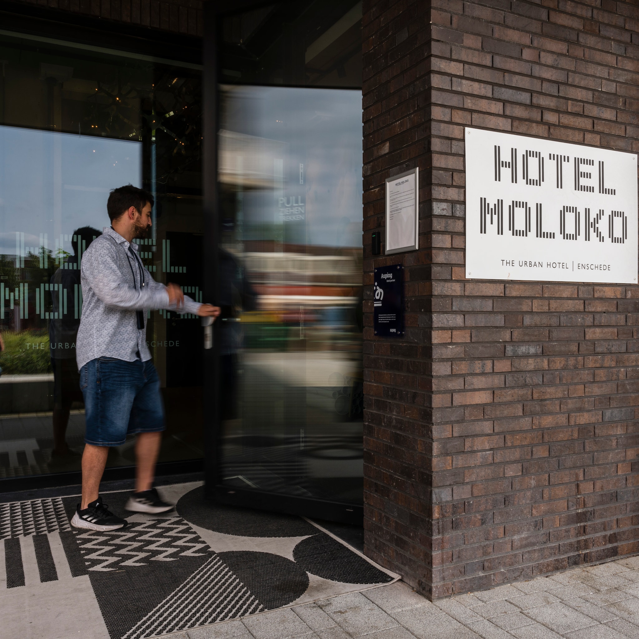 hotel receptionist restaurant cocktailmachine camping app