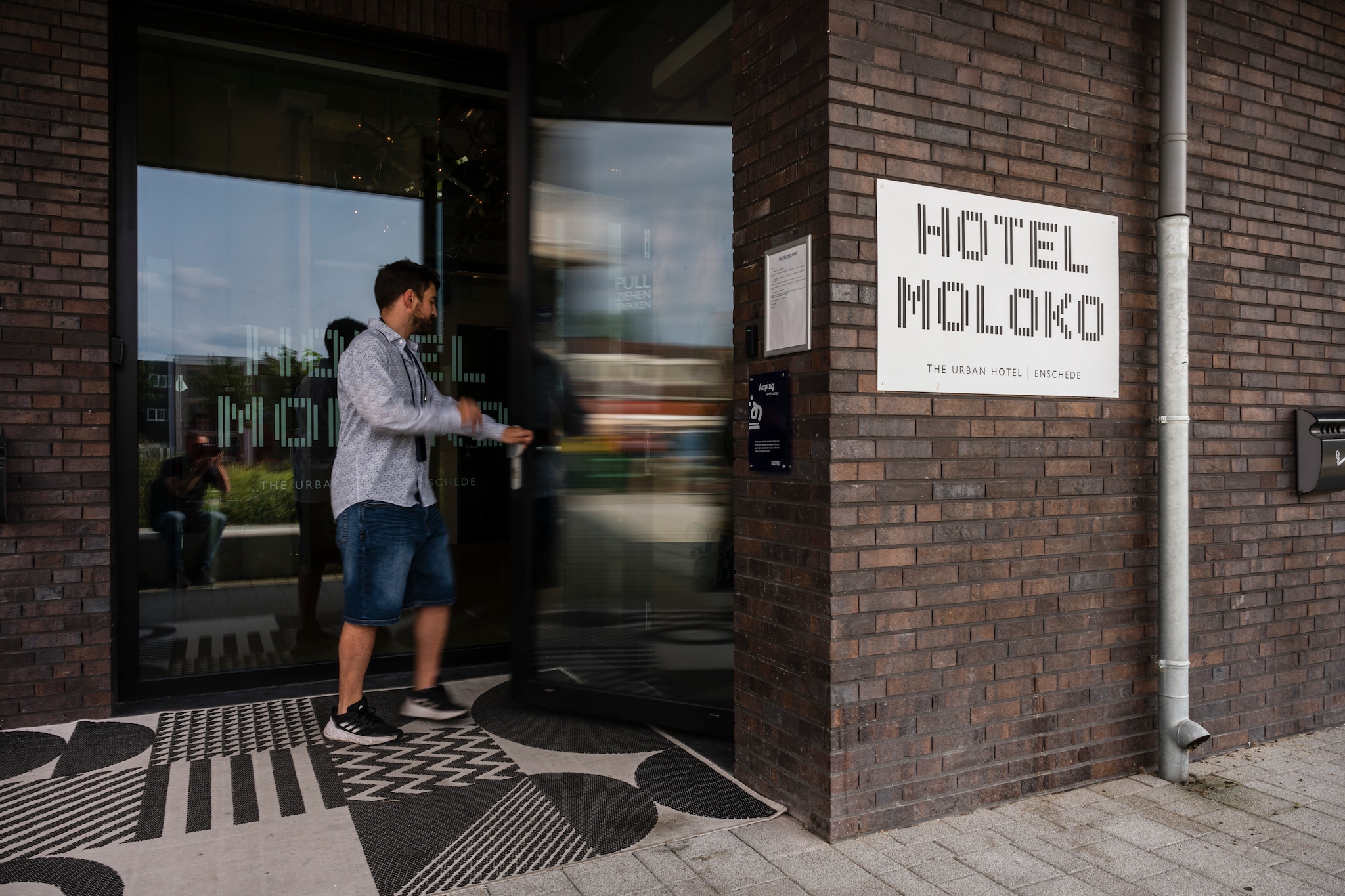 George uit Griekenland vindt inchecken met de digitale sleutel heel praktisch. Beeld: hetoog.nl - Elzenga. hetoog.nl - Elzenga. George uit Griekenland vindt inchecken met de digitale sleutel heel praktisch.