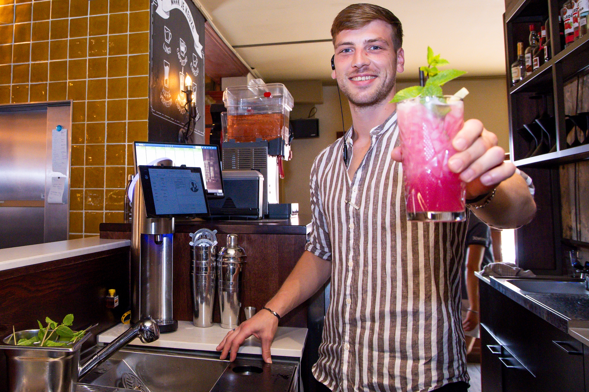 Bedrijfsleider Sander Ezendam van café NielZ heeft geen recept meer nodig om een cocktail te maken. Beeld: NESimages/Michael Bulder. NESimages/Michael Bulder. Bedrijfsleider Sander Ezendam van café NielZ heeft geen recept meer nodig om een cocktail te maken.