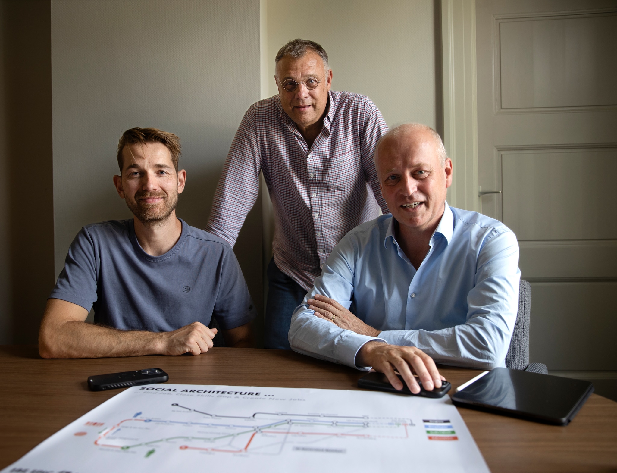 Van links naar rechts: Dick van Lieshout (technisch directeur), Frank Melis (oprichter) en Bart Takkenkamp (algemeen directeur) van SMRT.bio in Helmond. Van links naar rechts: Dick van Lieshout (technisch directeur), Frank Melis (oprichter) en Bart Takkenkamp (algemeen directeur) van SMRT.bio in Helmond Foto: René Manders/DCI Media