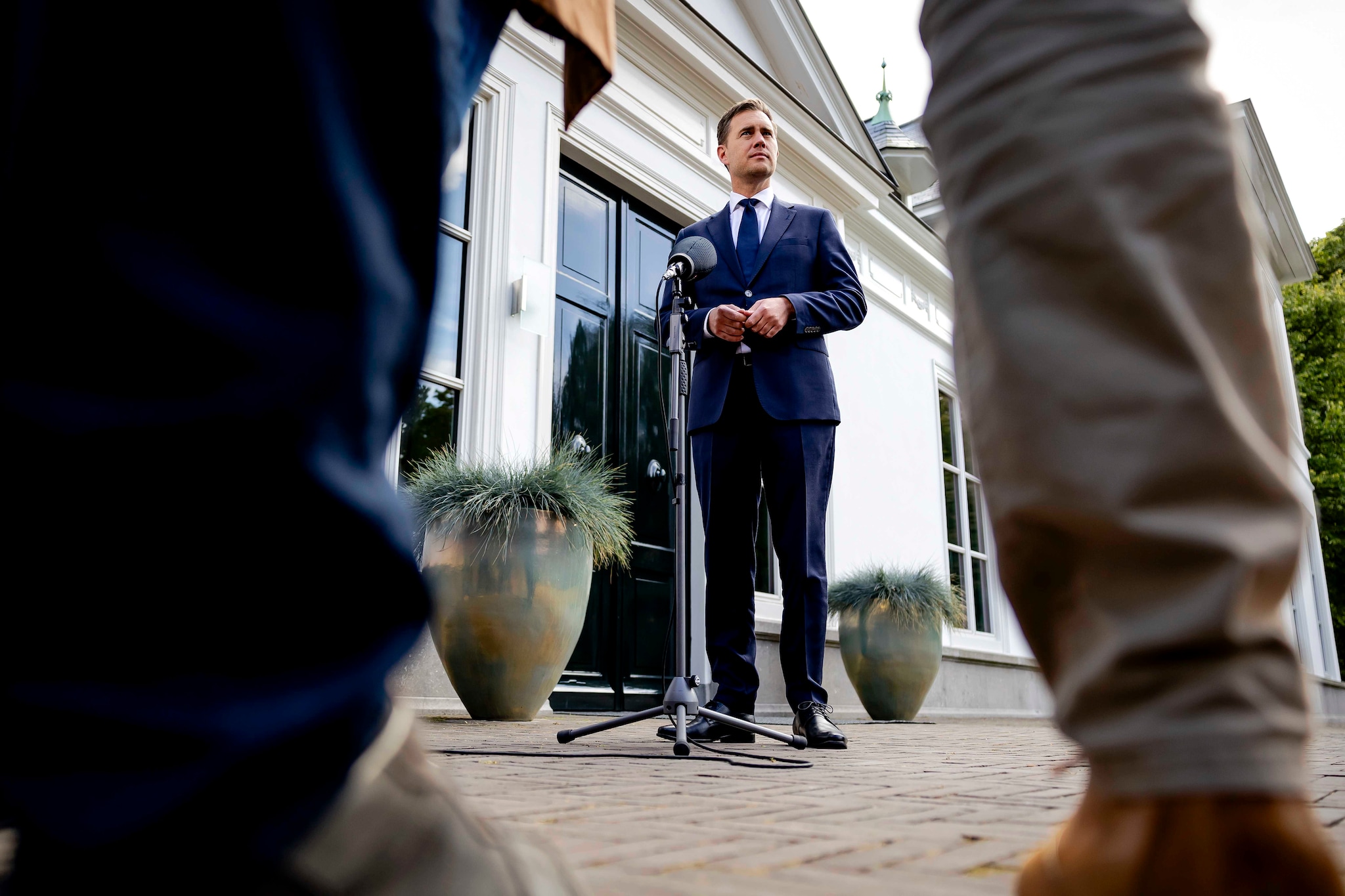 Minister Eelco Heinen (VVD, Financien) na een vergadering van het kabinet op het Catshuis. De ministersploeg onderhandelt vandaag verder met de fractieleiders van PVV, VVD, NSC en BBB. ANP. Minister Eelco Heinen (VVD, Financien) na een vergadering van het kabinet op het Catshuis.