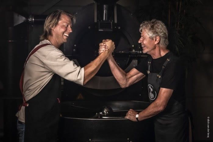 Rik Oostdam van Koffie Lovers (links) en Joop Kuiper uit B&amp;B Vol Liefde lanceren koffielabel Joop's Roast. Foto: Dick van der Lecq Rik Oostdam van Koffie Lovers (links) en Joop Kuiper uit B&amp;B Vol Liefde lanceren koffielabel Joop's Roast. Foto: Dick van der Lecq