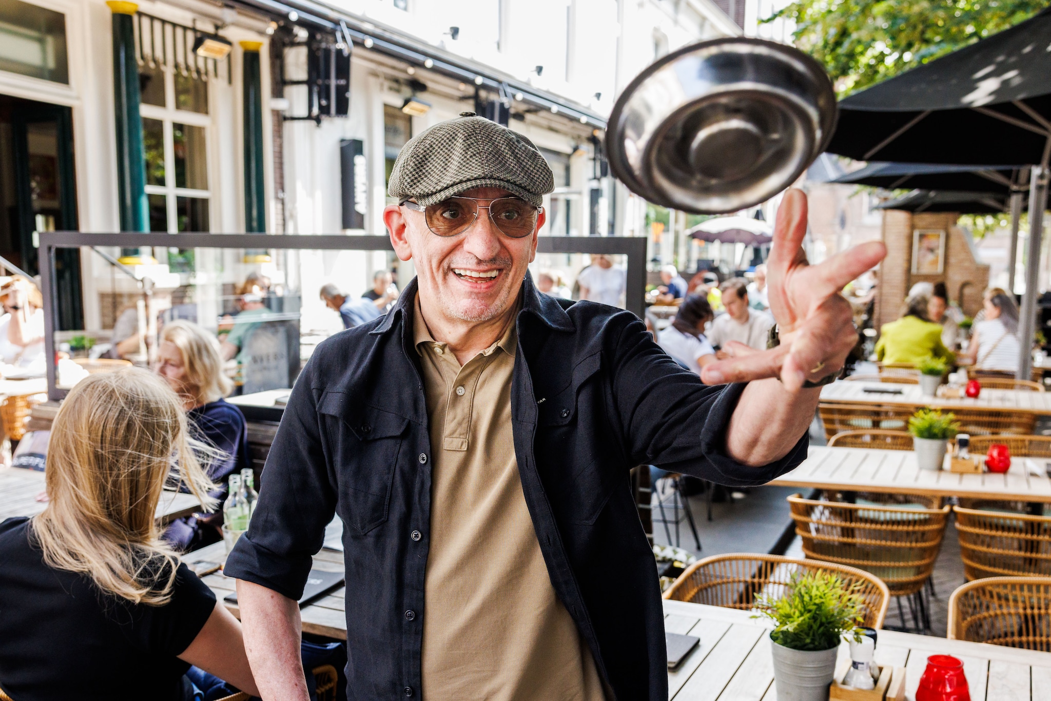 Weg met de asbakken! Op het terras van Anvers gaat de sigaret en de vape volledig in de ban. Beeld: Jules van Iperen/Pix4Profs Jules van Iperen/Pix4Profs. Weg met de asbakken! Op het terras van Anvers gaat de sigaret en de vape volledig in de ban.