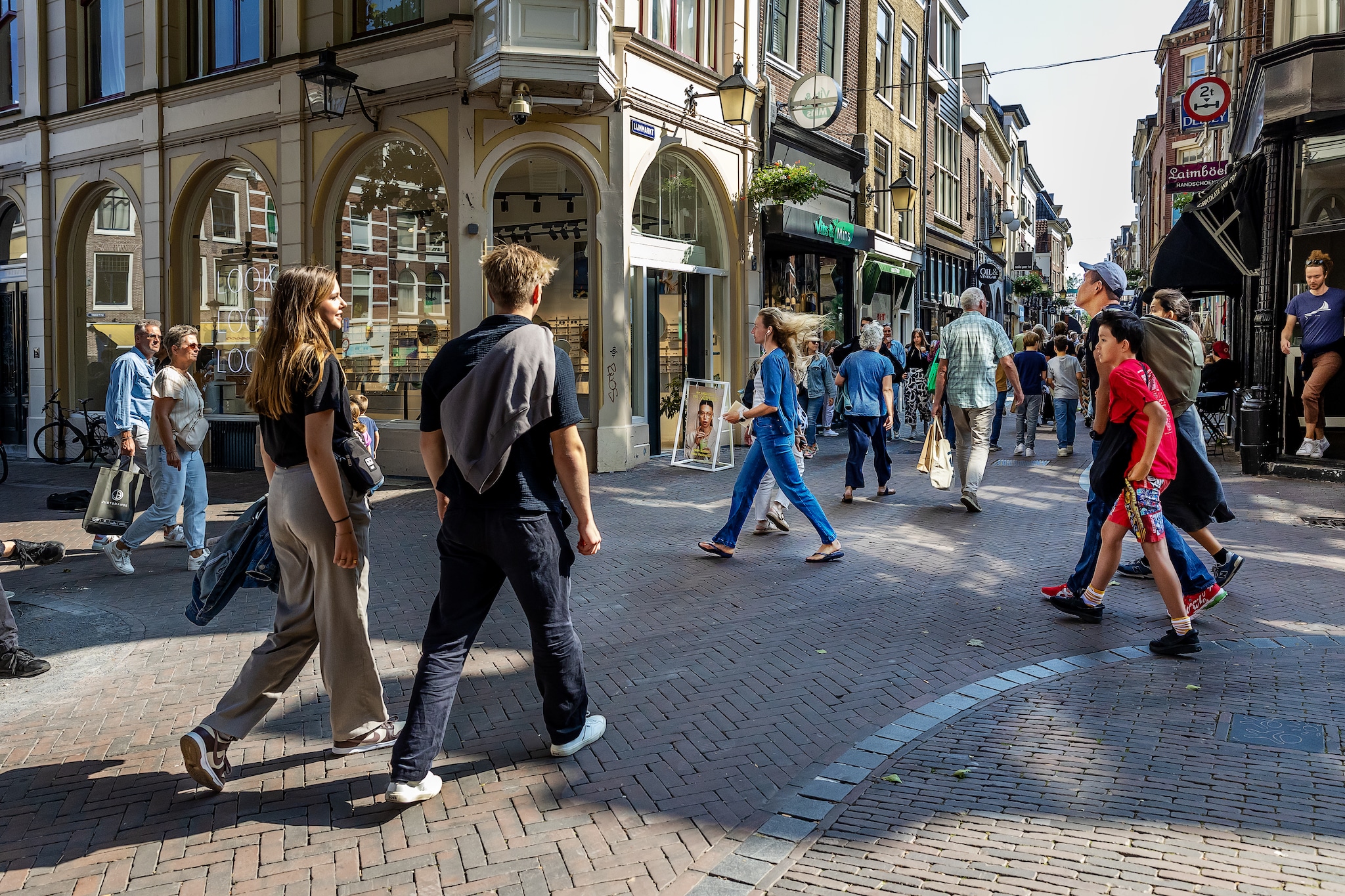 Drukte in de Servetstraat in Utrecht. Drukte in de Servetstraat in Utrecht-centrum. Foto: AD/Angeliek de Jonge.