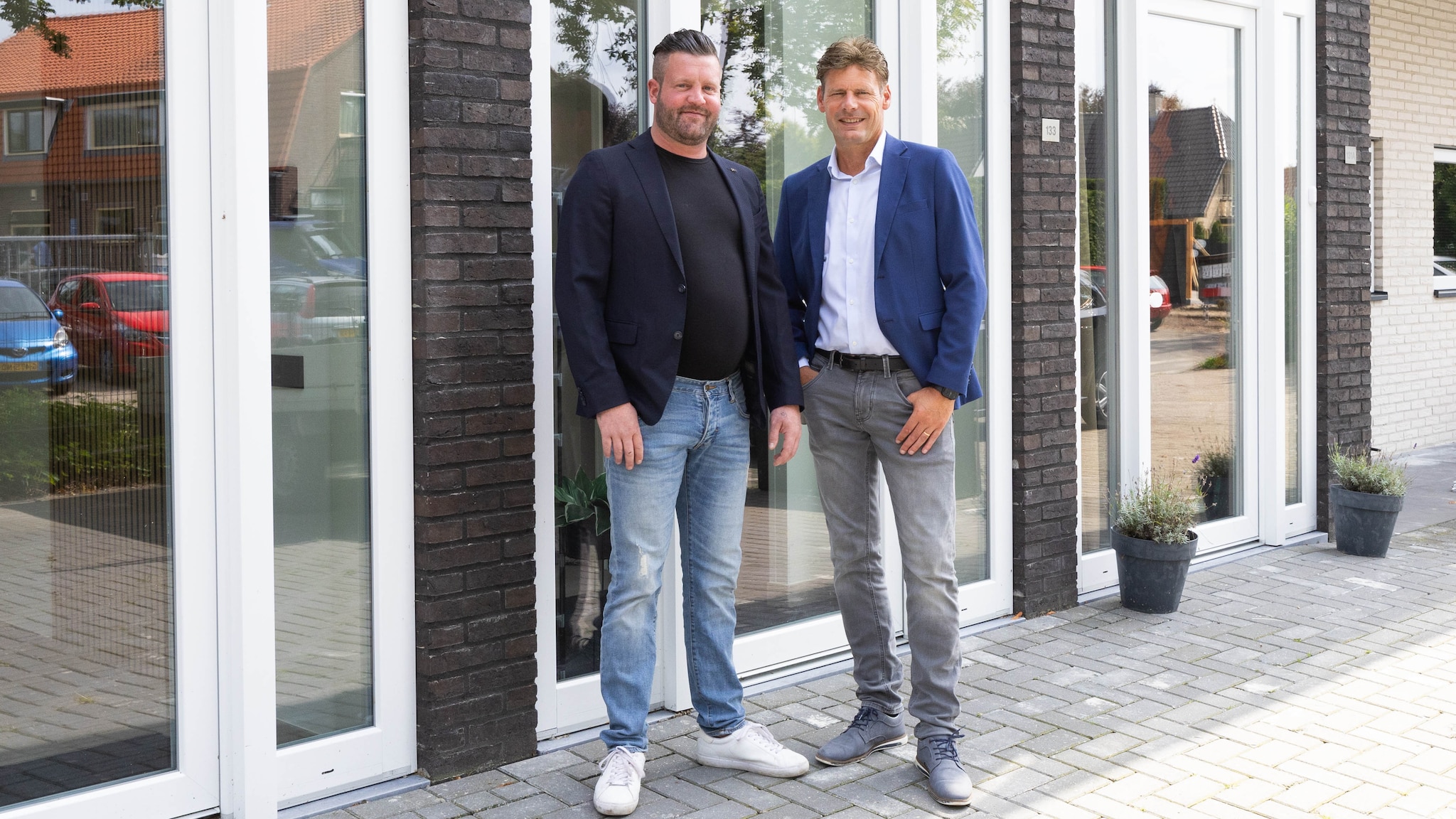 Ondernemer Christiaan Pluim (l) en Bob van Overloop, onafhankelijk specialist in vastgoed- en bedrijfsfinancieringen voor mkb-ondernemers. Foto: Rick de Visser Ondernemer Christiaan Pluim (l) en Bob van Overloop, onafhankelijk specialist in vastgoed- en bedrijfsfinancieringen voor mkb-ondernemers. Foto: Rick de Visser