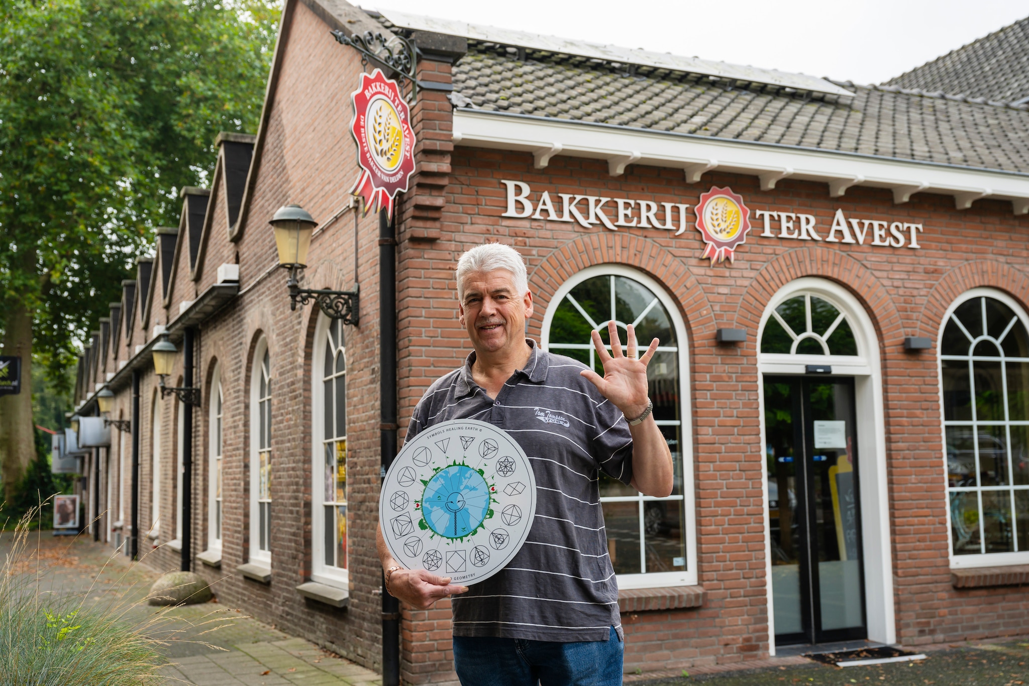 Bakker ter Avest stopt en zoekt naar een opvolger met passie voor het vak. De symbolen van de Hopi-indianen geven positieve energie. hetoog.nl - Elzenga / Bakker ter Avest stopt en zoekt naar een opvolger met passie voor het vak. De symbolen van de Hopi-indianen geven positieve energie.