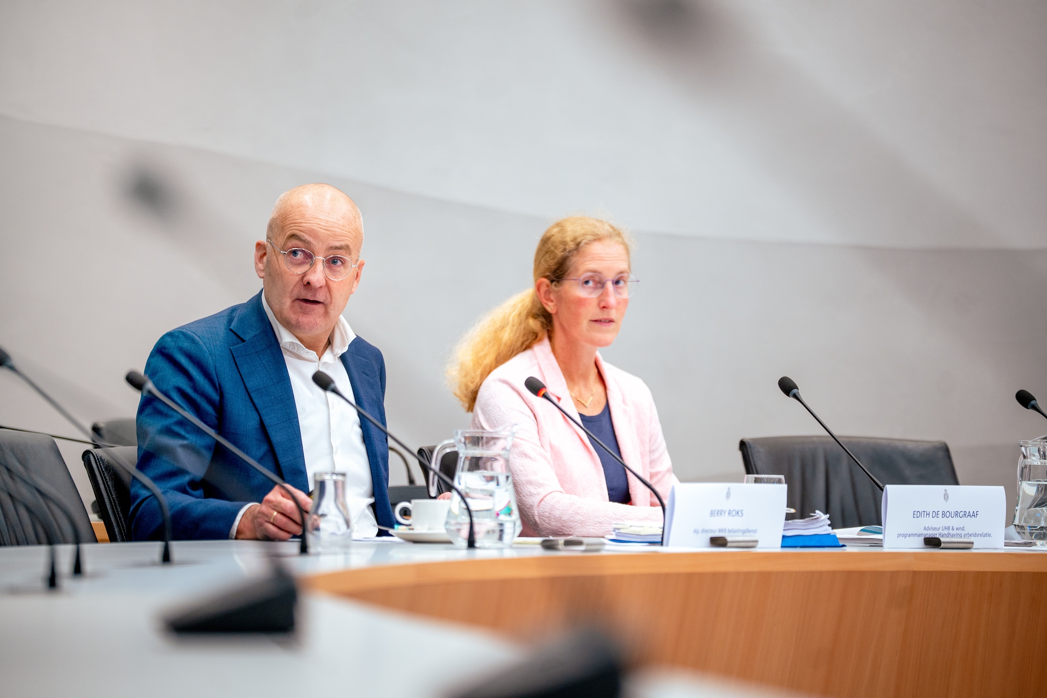 Belastingdienstdirecteur Berry Roks (l) en Edith de Bourgraaf van de Belastingdienst vandaag tijdens een rondetafelgesprek met de Tweede Kamer over het aanpakken van schijnzelfstandigheid. ANP ANP | Belastingdienstdirecteur Berry Roks (l) en Edith de Bourgraaf van de Belastingdienst vandaag tijdens een rondetafelgesprek met de Tweede Kamer over het aanpakken van schijnzelfstandigheid. ANP