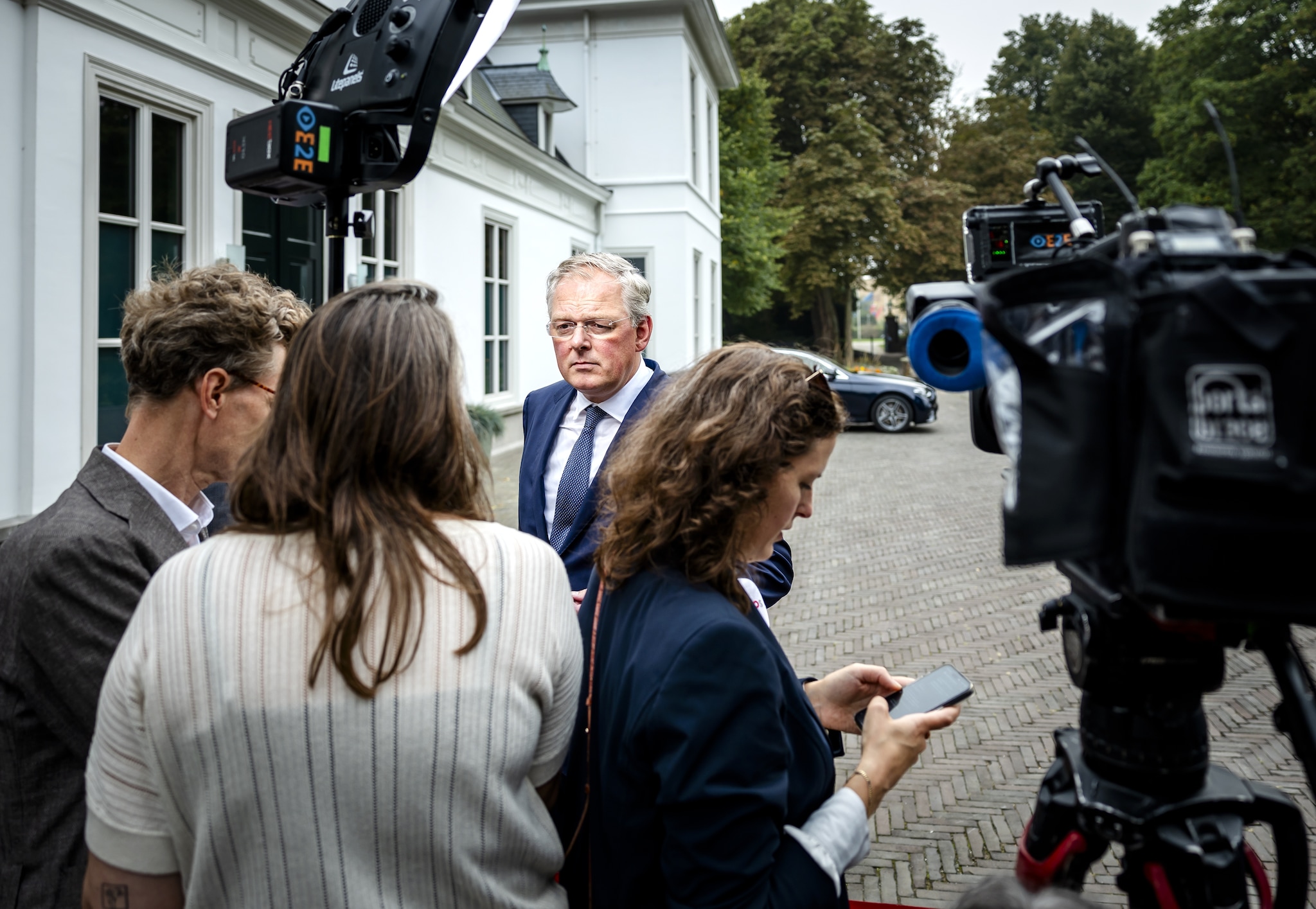 Folkert Idsinga, staatssecretaris Fiscaliteit en Douane, licht na de ministerraad zijn besluit toe om toch te gaan handhaven op schijnzelfstandigheid. Foto: ANP Folkert Idsinga, staatssecretaris Fiscaliteit en Douane, licht na de ministerraad zijn besluit toe om toch te gaan handhaven op schijnzelfstandigheid. Foto: ANP