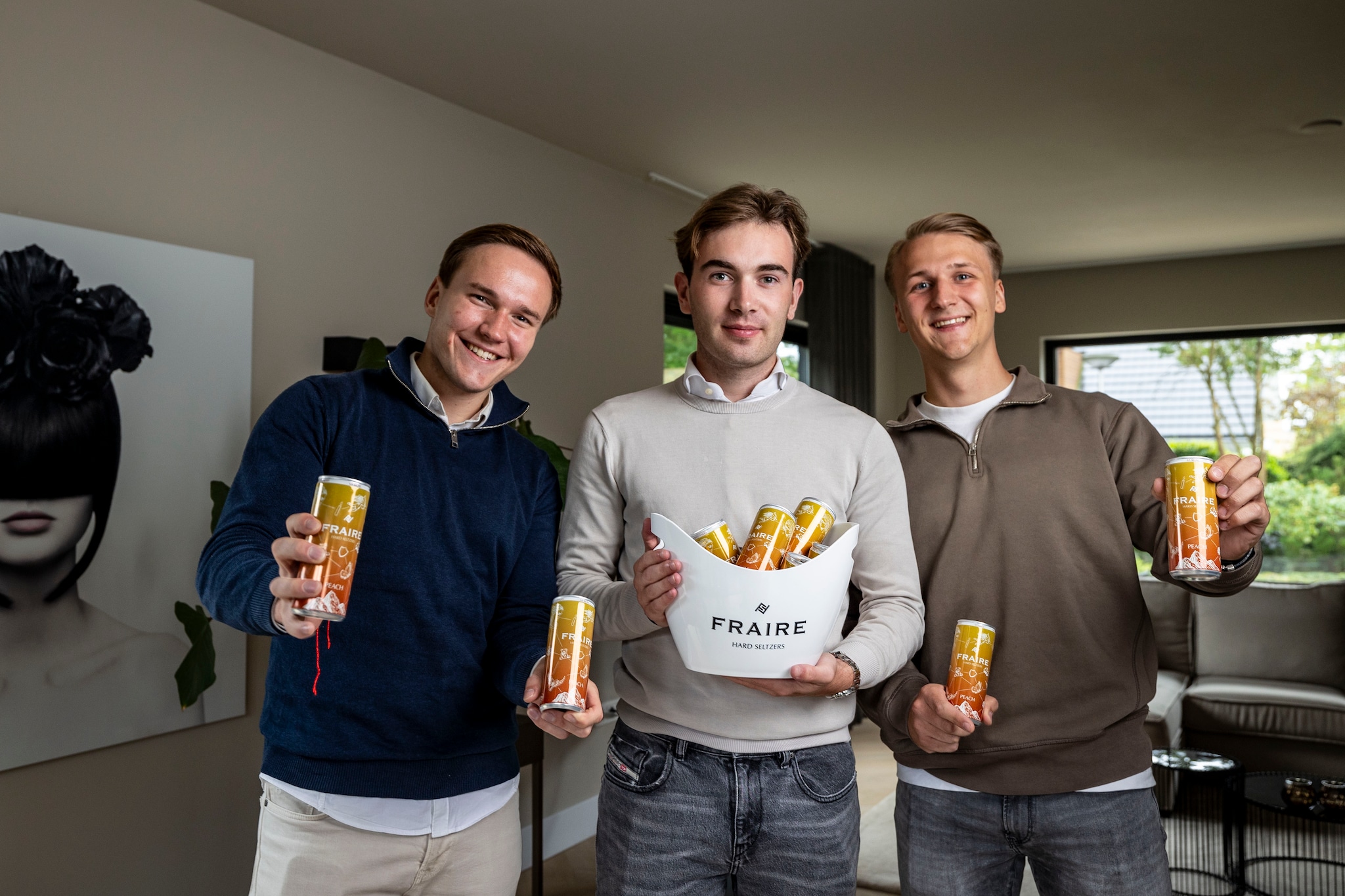 Bram Engelbertink (links), Joost Huve (midden) en Jelle Sleebos uit Oldenzaal hebben in no-time 10.000 blikjes van hun nieuwe drankje verkocht. Bram Engelbertink (links), Joost Huve (midden) en Jelle Sleebos Foto: Robin Hilberink