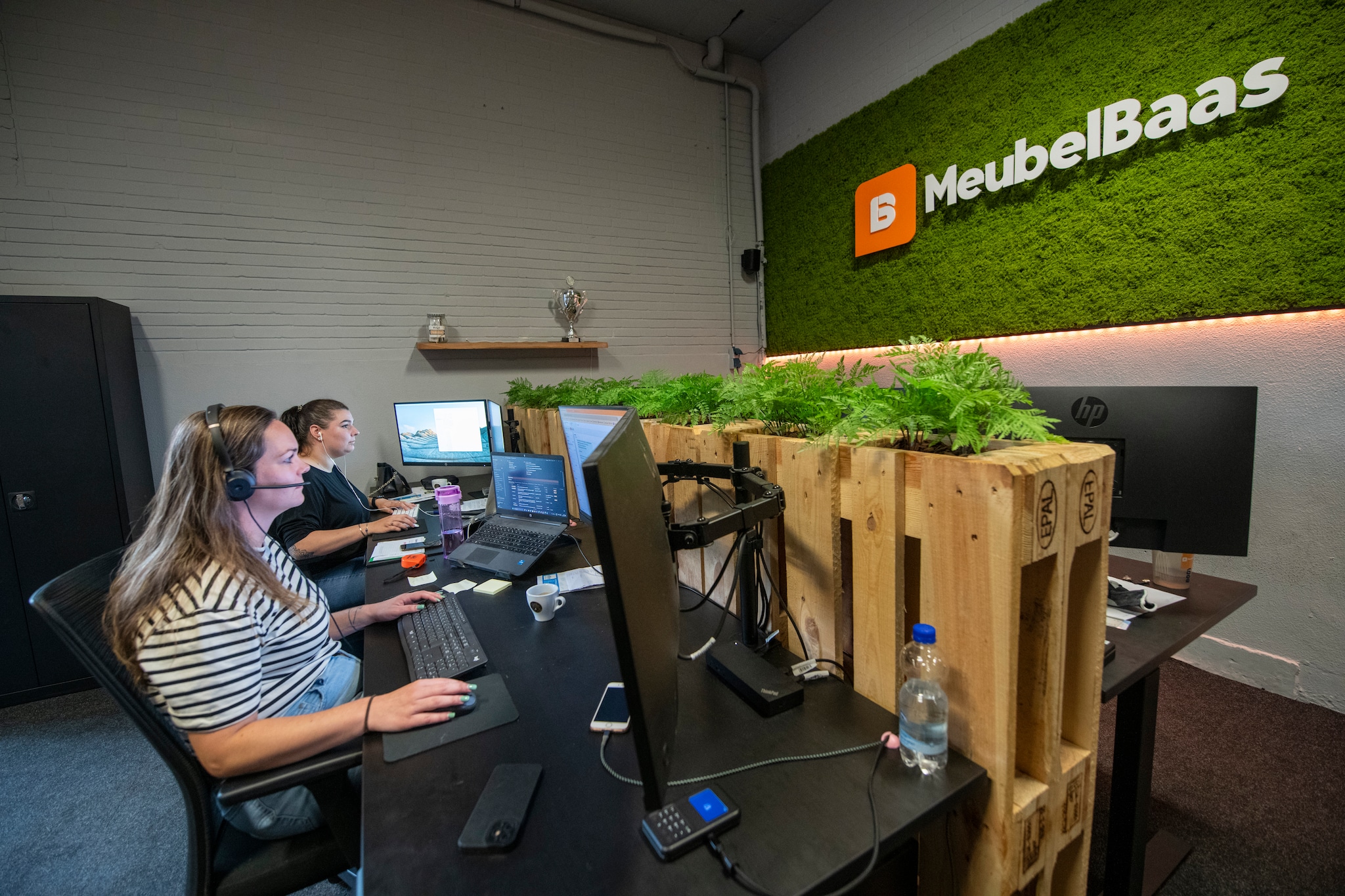 Annemieke Lam (rechts) krijgt dagelijks mails en telefoontjes binnen van opgelichte consumenten die denken dat ze bij MeubelBaas hebben besteld. Maarten Sprangh