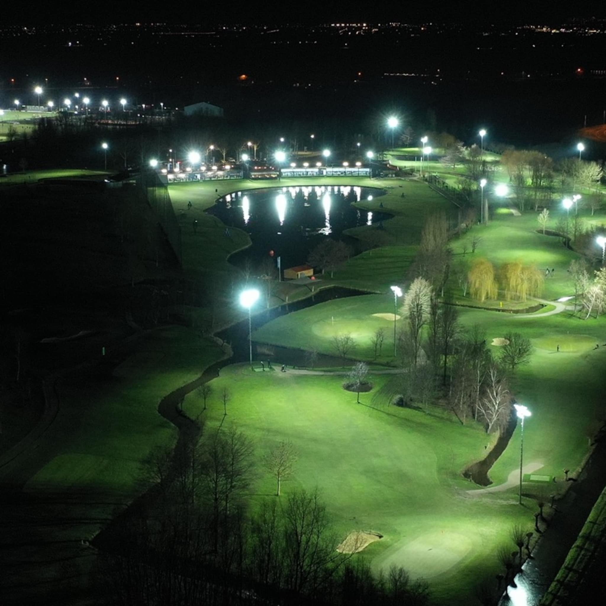 golfen na zonsondergang door slimme draadloze verlichting