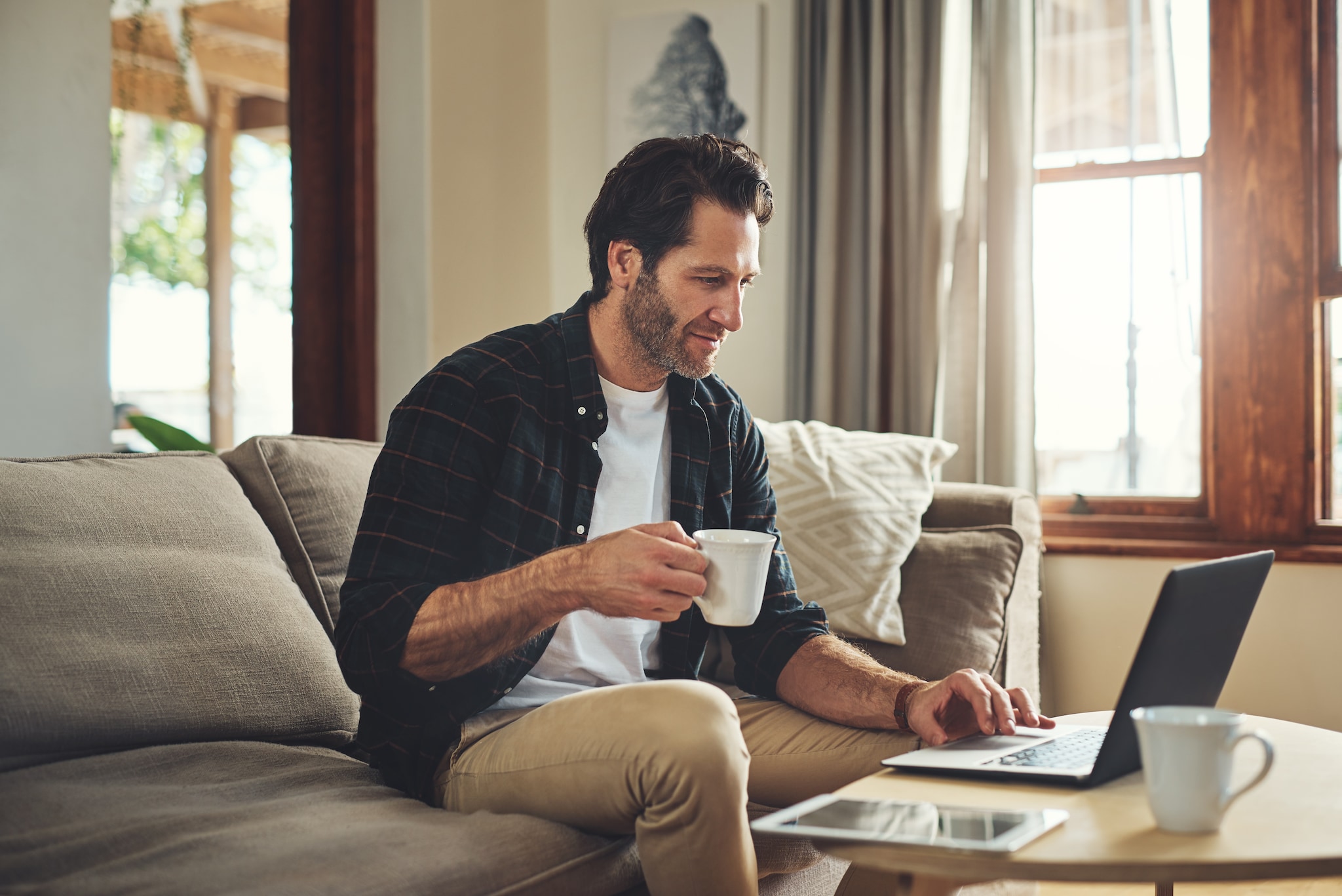 Hybride werken is de nieuwe realiteit volgens de AWVN. Beeld: Shutterstock Shutterstock. Hybride werken is de nieuwe realiteit volgens de AWVN.