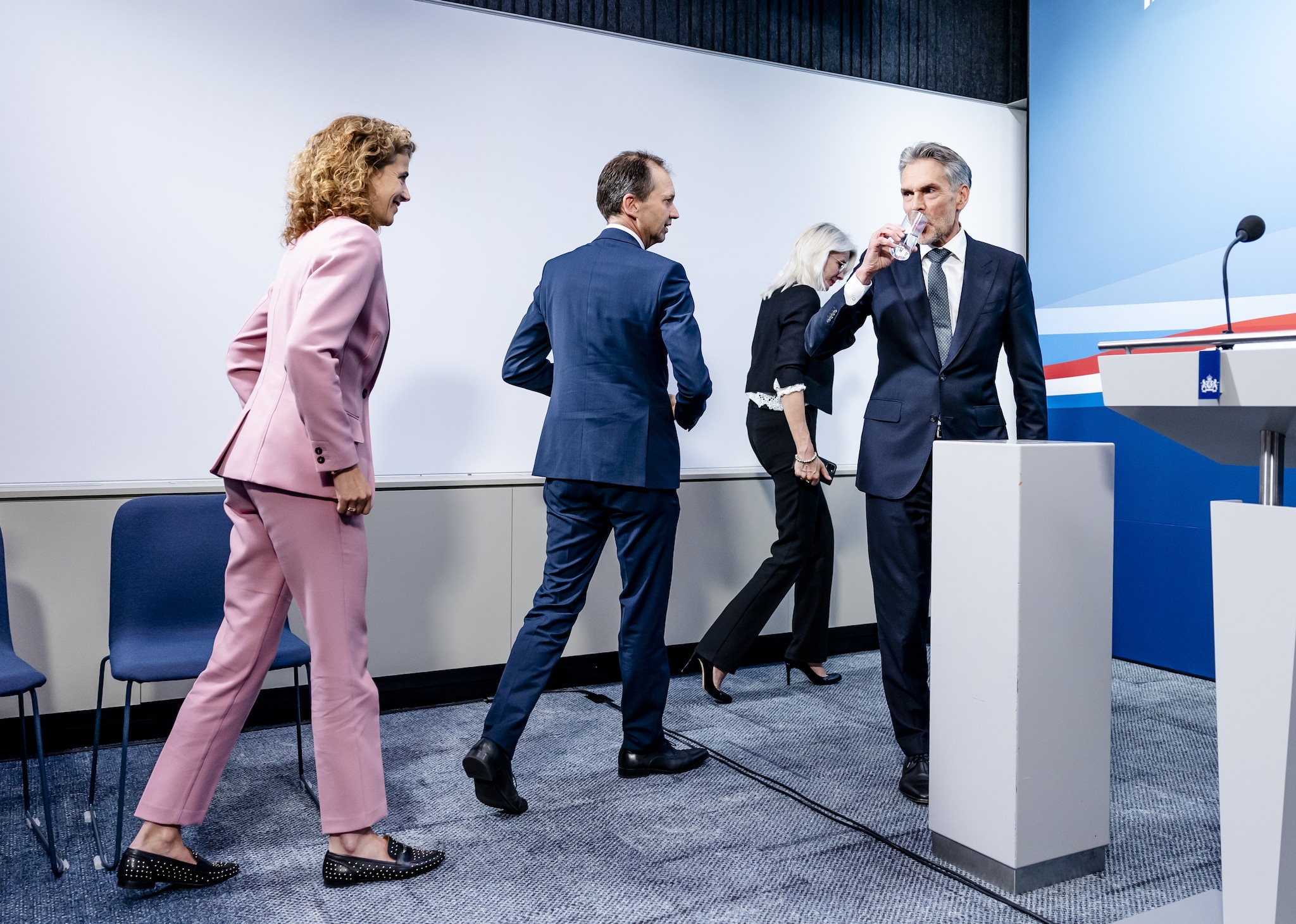 Vicepremier’s Sophie Hermans (VVD), Eddy van Hijum (NSC), Mona Keijzer (BBB), en premier Dick Schoof in perscentrum Nieuwspoort tijdens de presentatie van het regeerprogramma van kabinet-Schoof. Het regeerprogramma is in de ministerraad vastgesteld. ANP REMKO DE WAAL ANP. Vicepremier’s Sophie Hermans (VVD), Eddy van Hijum (NSC), Mona Keijzer (BBB), en premier Dick Schoof in perscentrum Nieuwspoort tijdens de presentatie van het regeerprogramma van kabinet-Schoof. Het regeerprogramma is in de ministerraad vastgesteld
