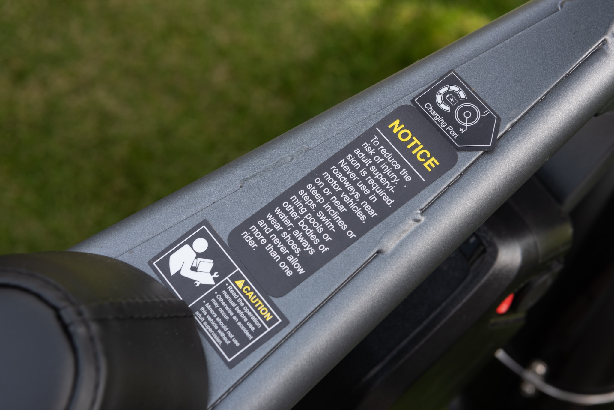 Een sticker - niet de EPAC - op één van de fatbikes, die stelt dat de fiets voor één persoon bedoeld is. Cees Wouda