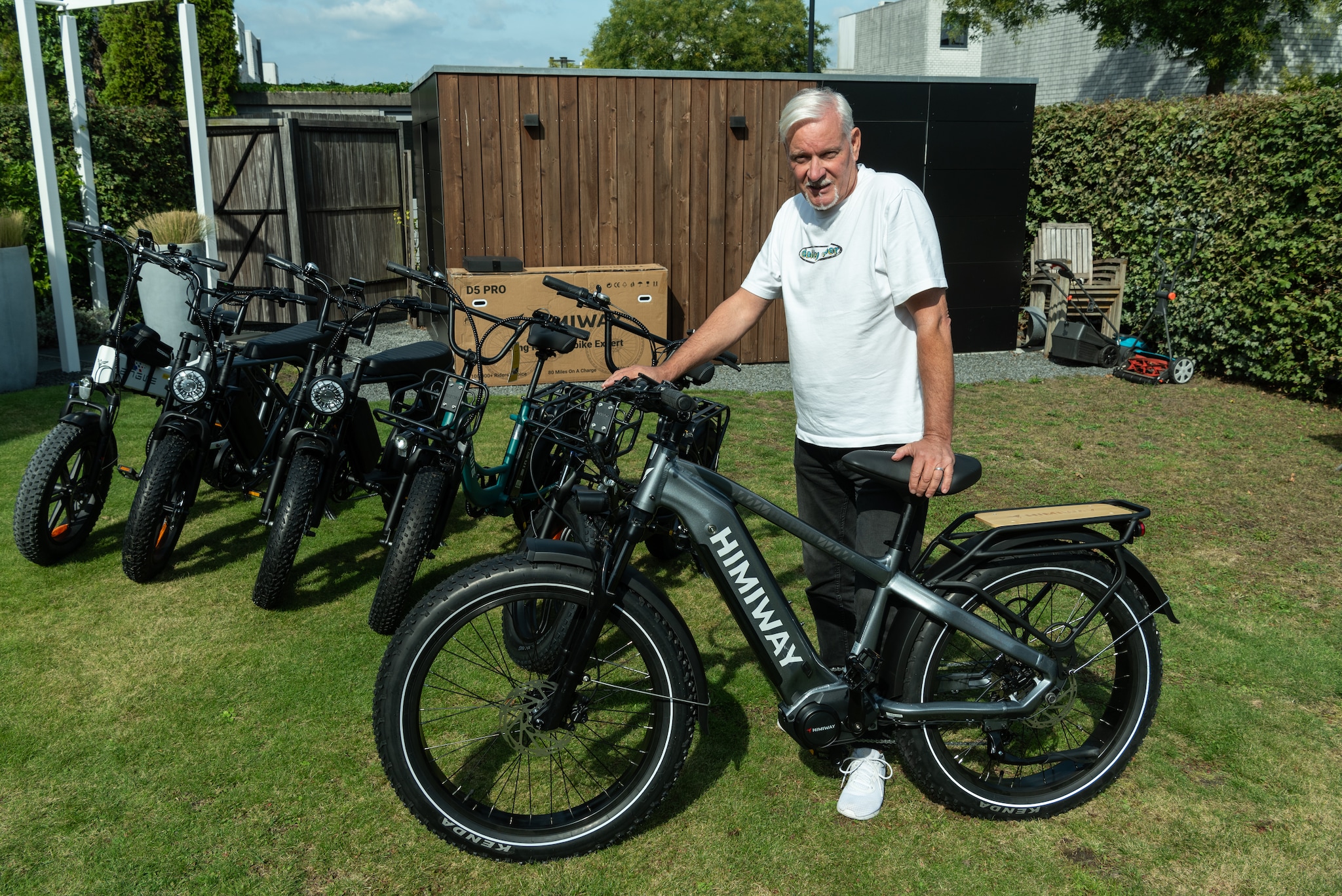 Ruud Elbers bij zijn nieuwste aanwinst; een Himway. Ruud Elbers bij zijn nieuwste aanwinst; een Himway. Foto: Cees Wouda