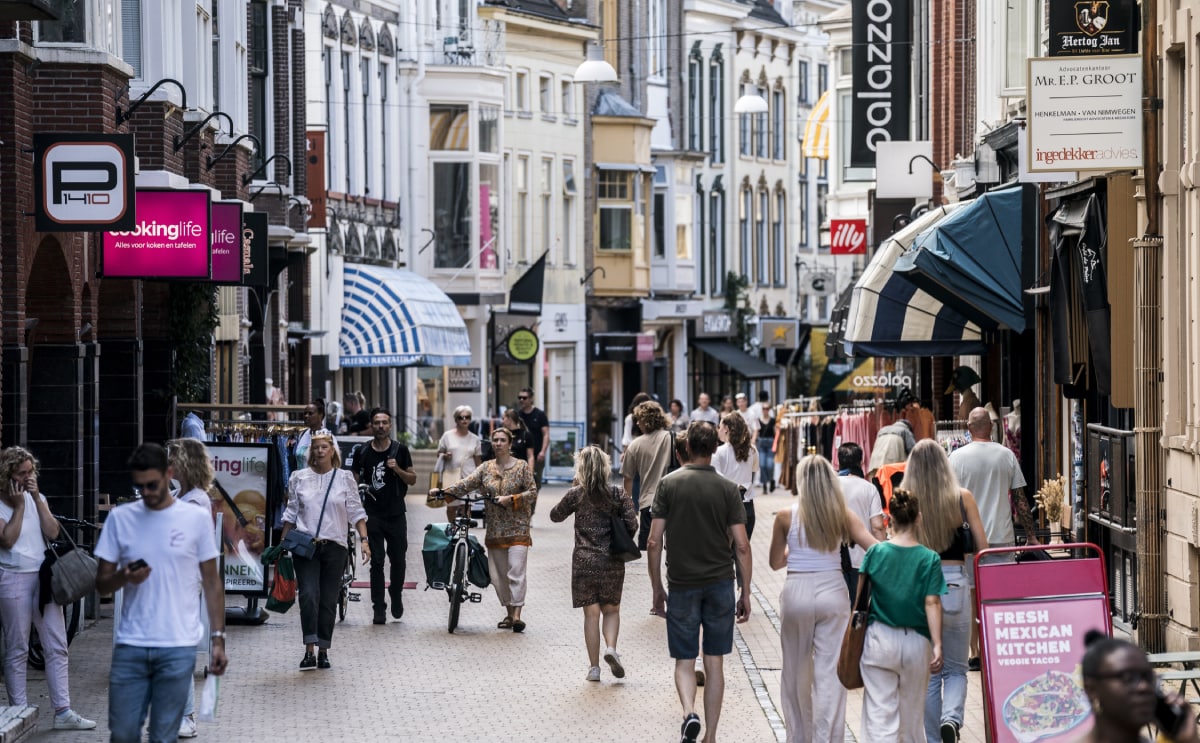 Winkelstraat in Groningen Vooral onder ondernemers is de ervaren brede welvaart hard gedaald. Foto: ANP