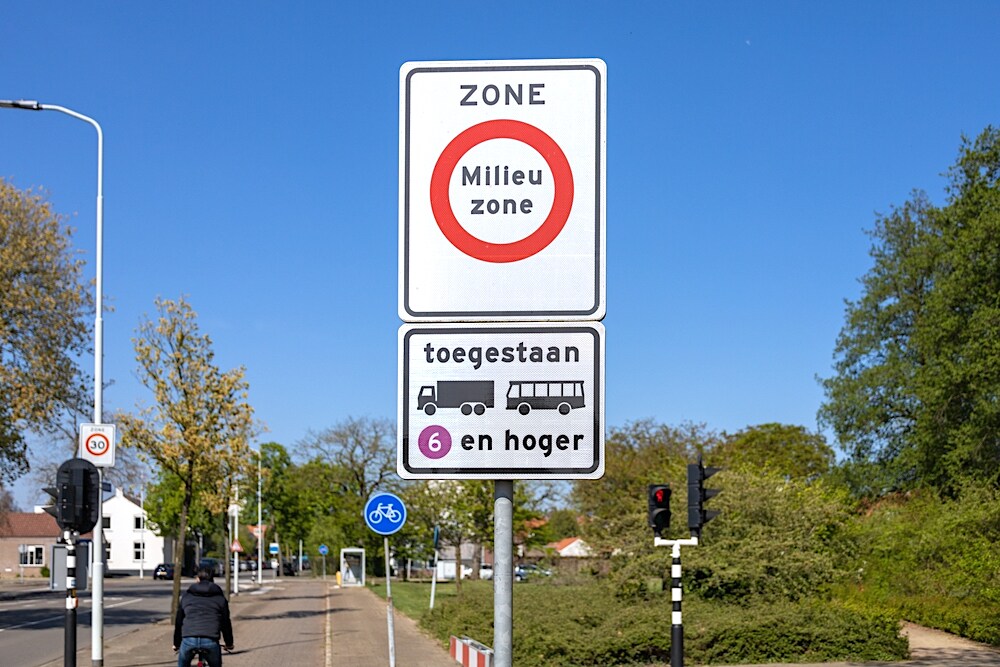 Ondernemers lopen vast door netcongestie: 'megaprobleem' voor laadpleinen. Shutterstock | Ondernemers lopen vast door netcongestie: 'megaprobleem' voor laadpleinen.