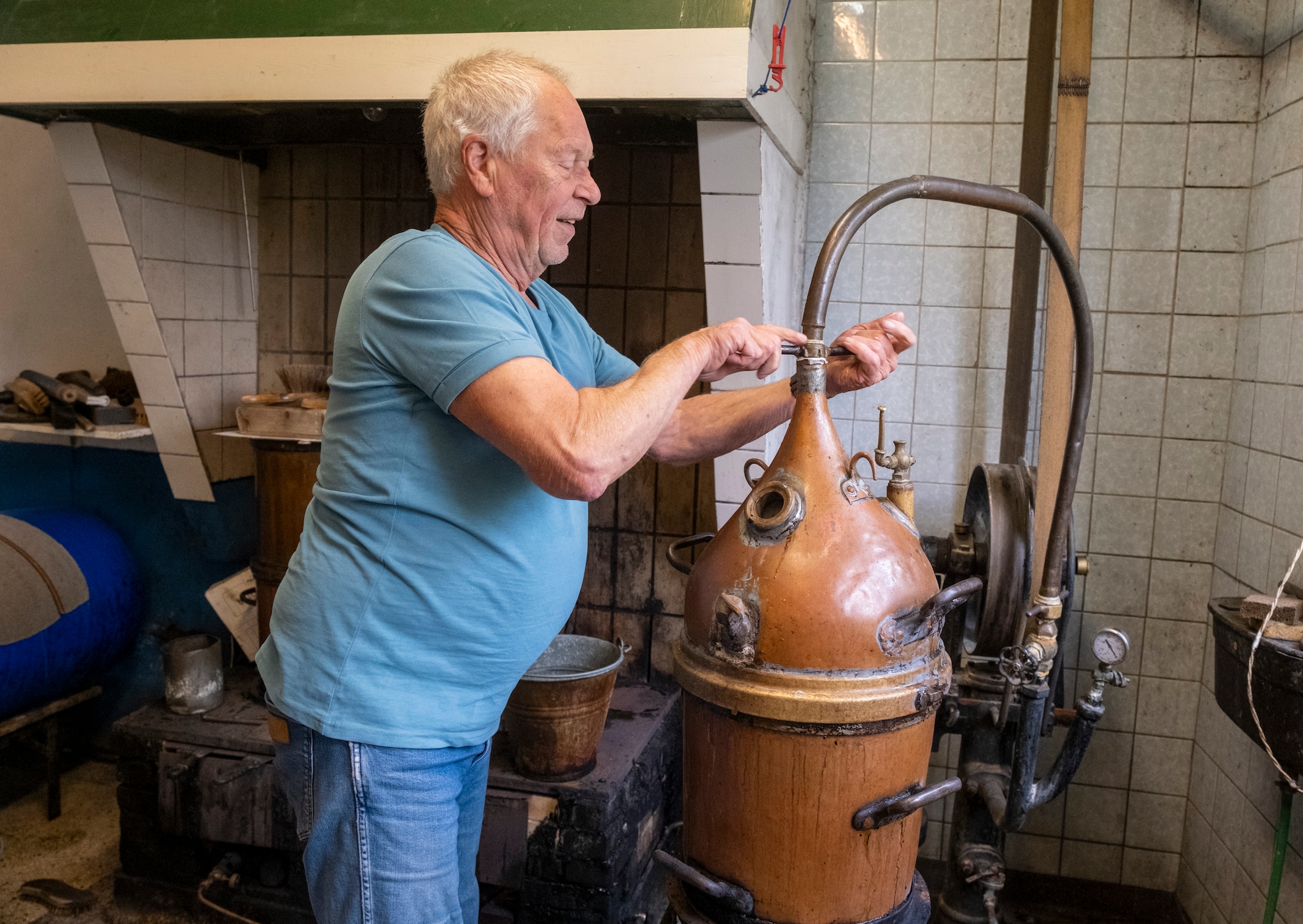 Bas Christiaansen met de koperen ketel waarin babbelaars worden gekookt. Bas Christiaansen met de koperen ketel waarin babbelaars worden gekookt. Foto: Dirk-Jan Gjeltema