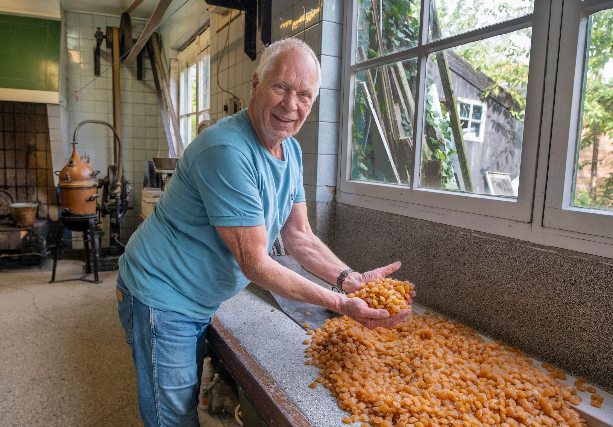 Bas Christiaansen (72) van de enige Echte Zeeuwse Boterbabbelaar, zet er een punt achter.  Foto: Dirk-Jan Gjeltema/AD.
