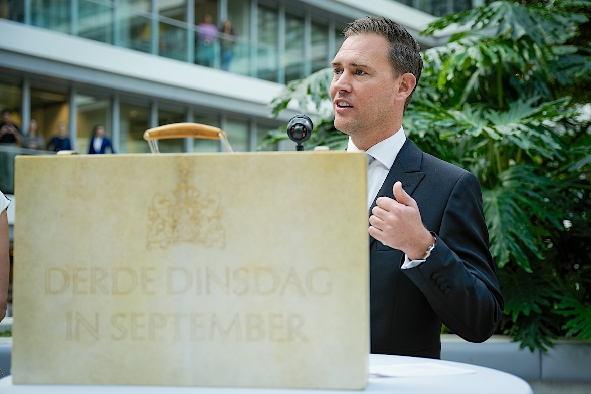 Minister Eelco Heinen (Financien) (VVD) met het koffertje met daarin de miljoenennota op Prinsjesdag. ANP | Minister Eelco Heinen (Financien) (VVD) met het koffertje met daarin de miljoenennota op Prinsjesdag.