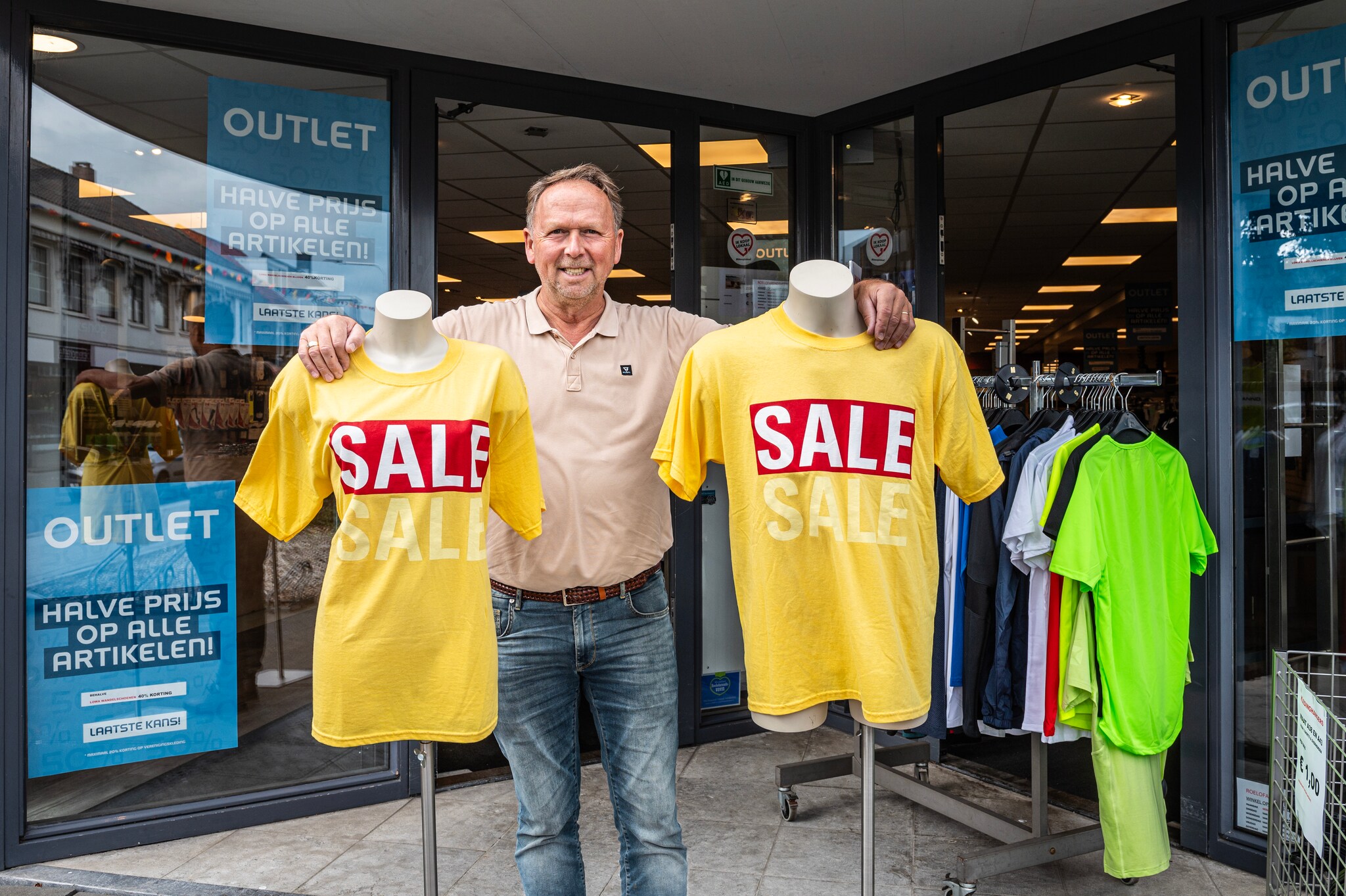 Rob van der Geest voor zijn winkel. Beeld: Merel Klijzing Merel Klijzing. Rob van der Geest voor zijn winkel.