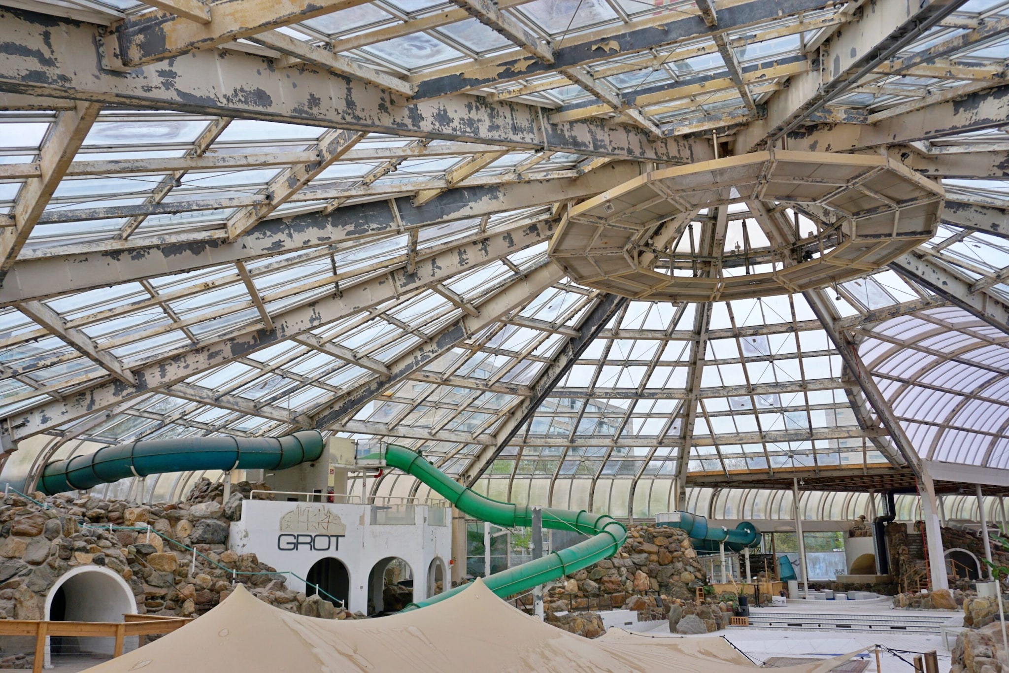 De Dome van BlueCity in voormalig zwembad Tropicana indebuurt Rotterdam
