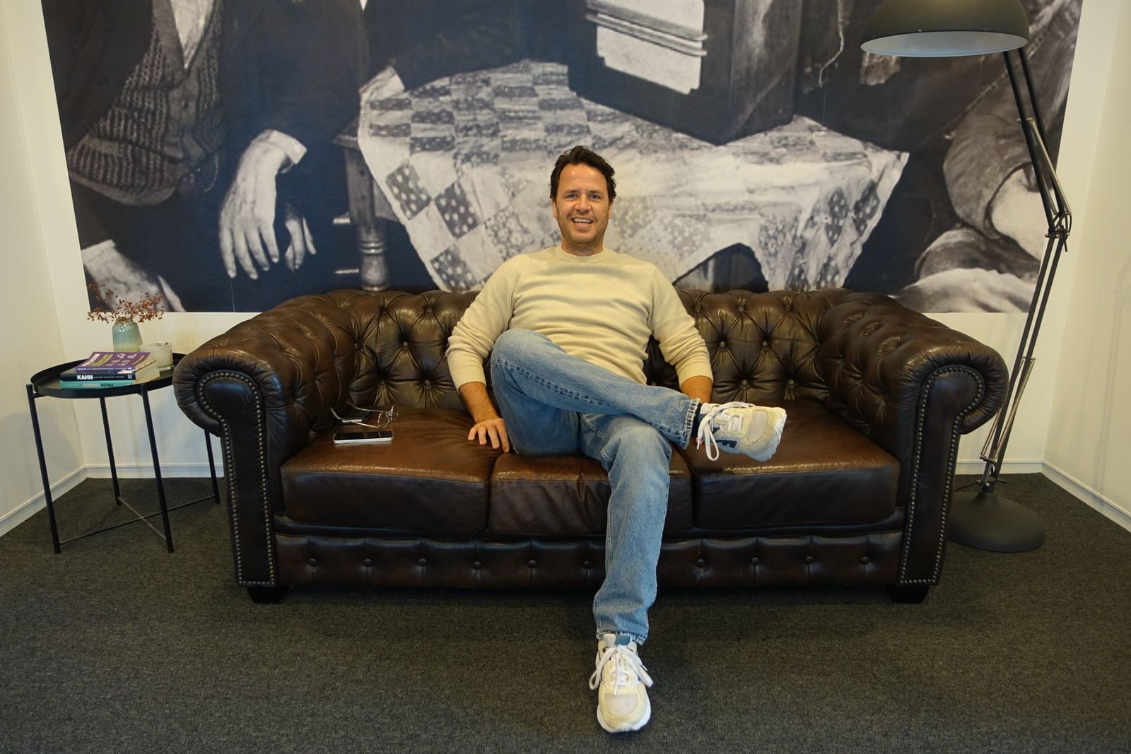 Maik Goos Ondernemer Maik Goos op de bekende bank in De Radiofabriek, na zijn gesprek in De Ondernemer Live. Foto: De Radiofabriek
