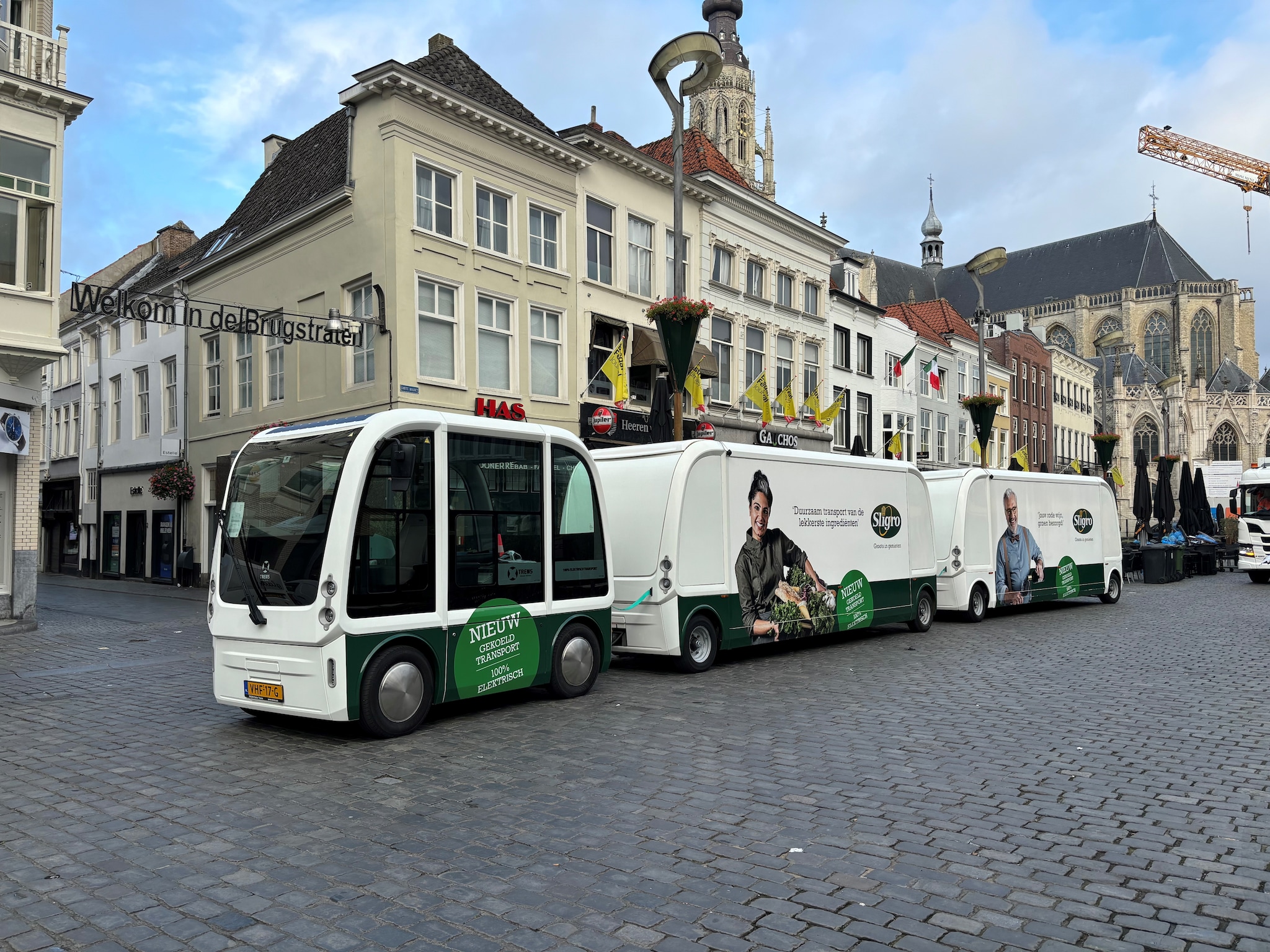 Met een elektrisch ‘wegtreintje’ bevoorraadt de Sligro bij wijze van proef de Bredase horeca, scholen, woonzorgcentra en kleine cateraars. Beeld: Sligro Food Group Sligro Food Group. Met een elektrisch ‘wegtreintje’ bevoorraadt de Sligro bij wijze van proef de Bredase horeca, scholen, woonzorgcentra en kleine cateraars.