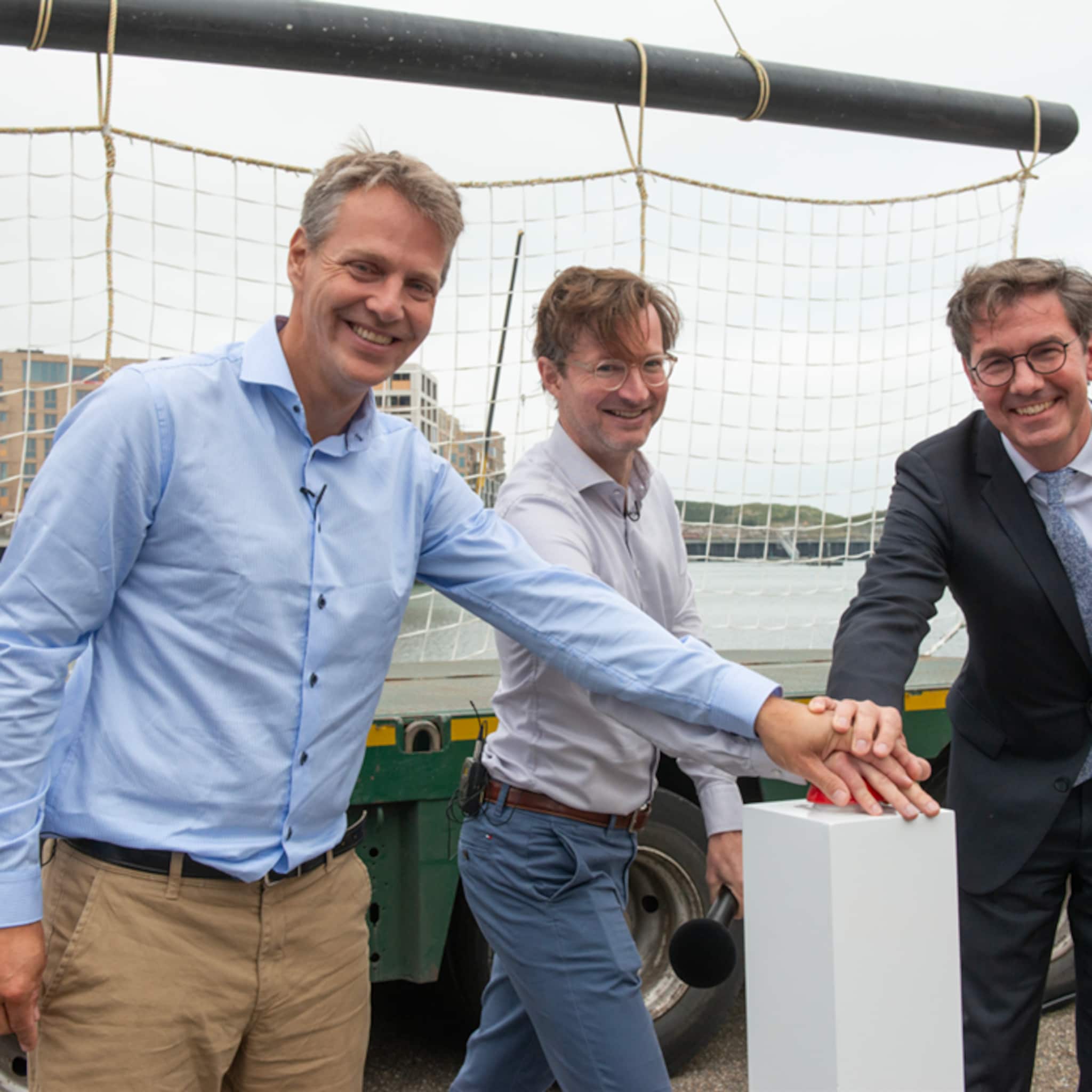 dit is de eerste zeewierboerderij in een windpark voor onze kust