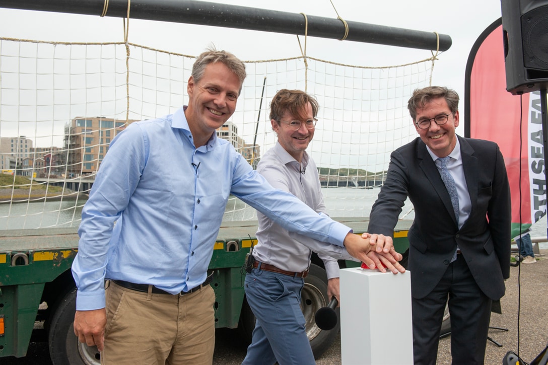 opening zeewierboerderiij Met het neerlaten van de netten werd de zeewierboerderij symbolisch geopend. V.l.n.r. Roeland Donker, Eef Brouwers en Felix Leinemann.
