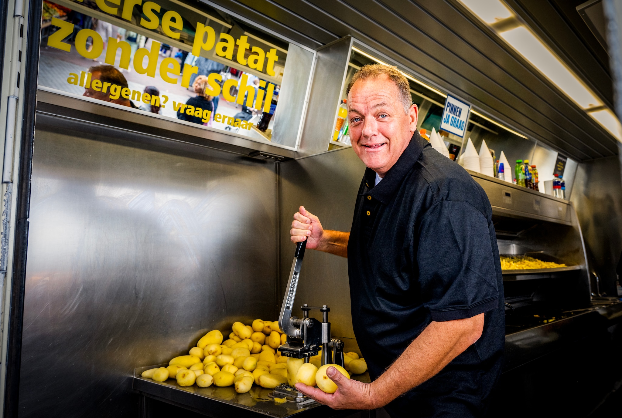 Carlo Ladage in zijn nieuwe kraam: alleen geschilde aardappelen. Beeld: Frank de Roo Frank de Roo. Carlo Ladage in zijn nieuwe kraam: alleen geschilde aardappelen.