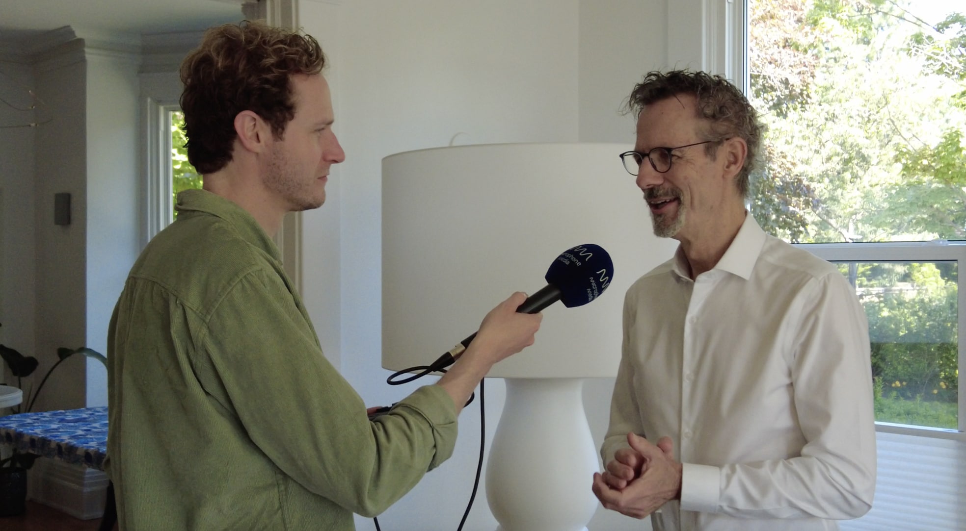 Podcastmaker Koos Tervooren (links) in gesprek met Consul Harman Idema (links) voor de podcast De Oversteek.