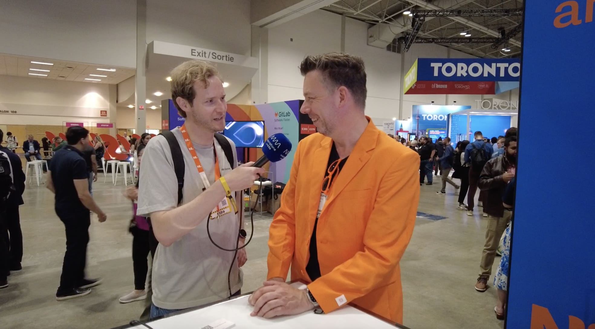 Koos Tervooren (links) in gesprek met Roland Stilting, Co-founder van Starwear (links).