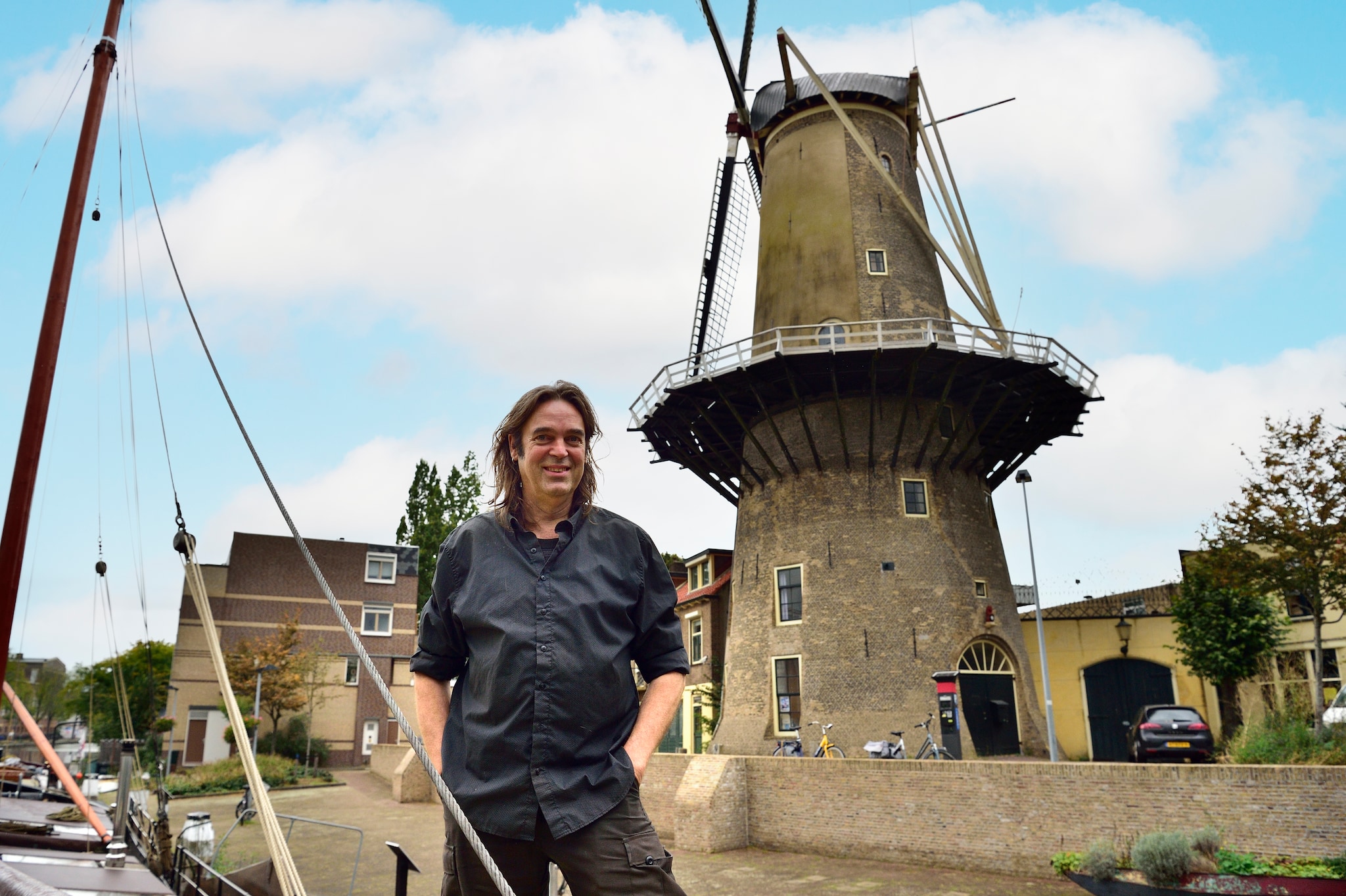 Molenaar en winkelier Willem Roose voor de Roode Leeuw. Pim Mul